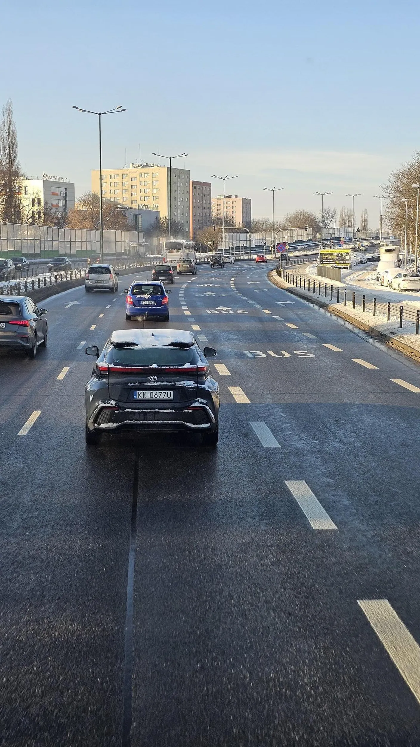 Brak słów  jak śnieg spadnie ci z dachu odrazu rozwalona szyba w samochodzie za toba lub uszkodzona jakiś element