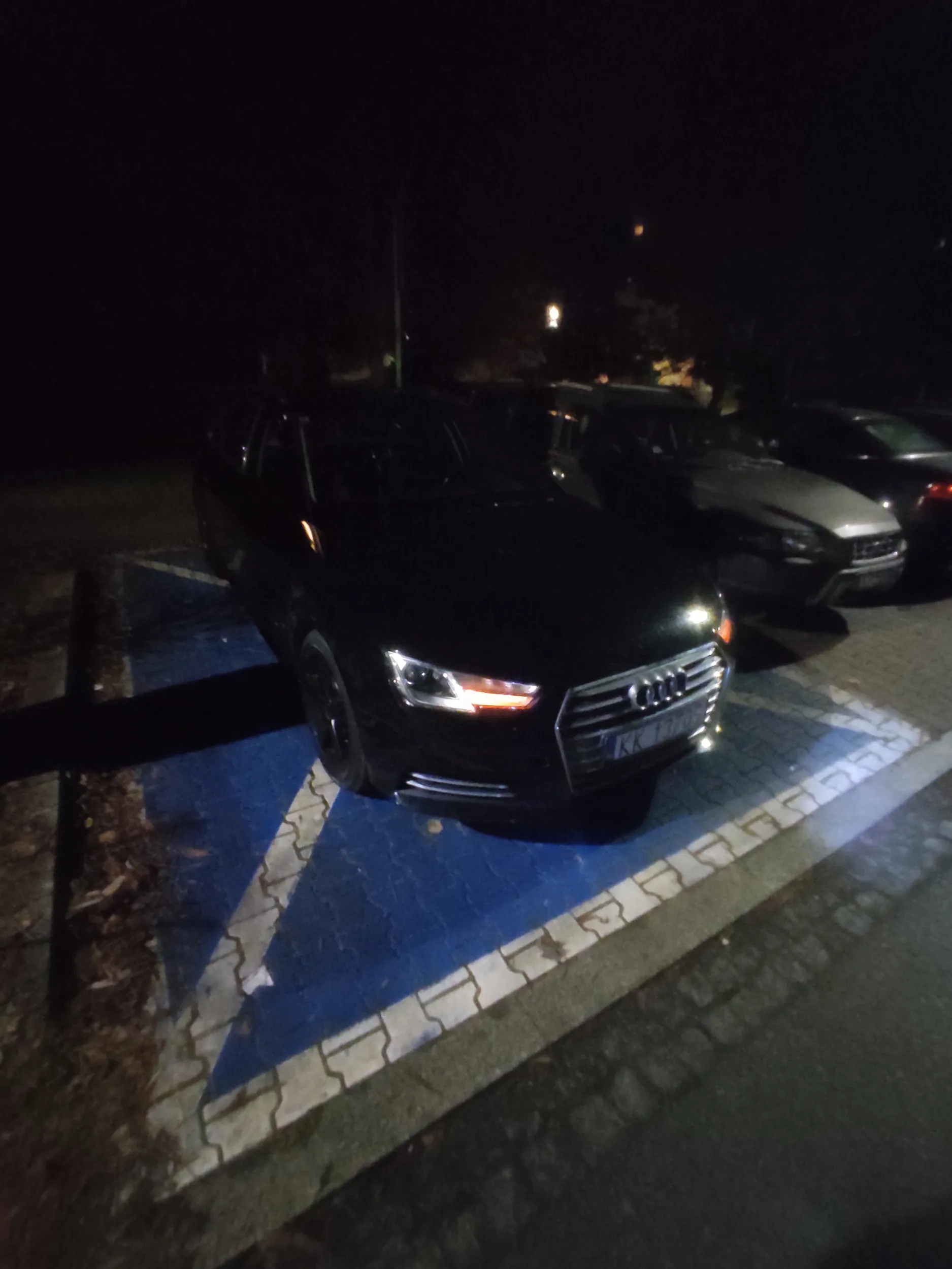 Bez uprawnień na miejscu dla niepełnosprawnych.