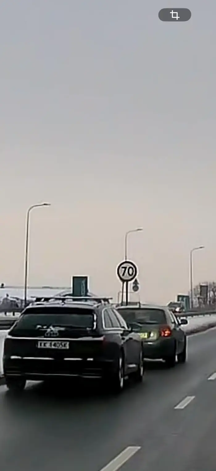 Pan szybki i wściekły. Ledwo ruszy w zabudowanym spod pasów dla pieszych, a już pogania światłami bo ktoś ma 90 koni a nie 190. Tyle czasu zaoszczędził że jeszcze miał czas zwolnić i pokrzyczeć na osobę która go „blokowała”