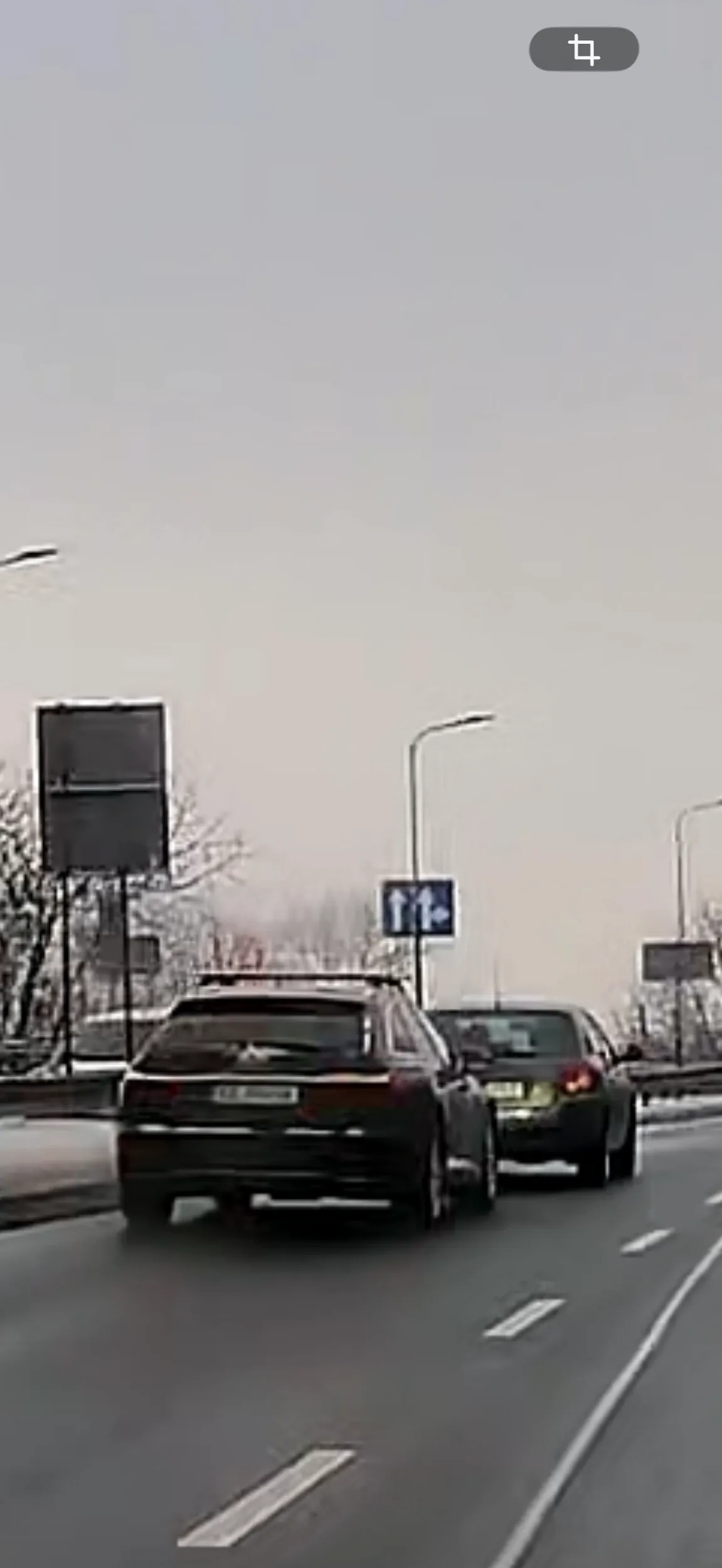 Pan szybki i wściekły. Ledwo ruszy w zabudowanym spod pasów dla pieszych, a już pogania światłami bo ktoś ma 90 koni a nie 190. Tyle czasu zaoszczędził że jeszcze miał czas zwolnić i pokrzyczeć na osobę która go „blokowała”