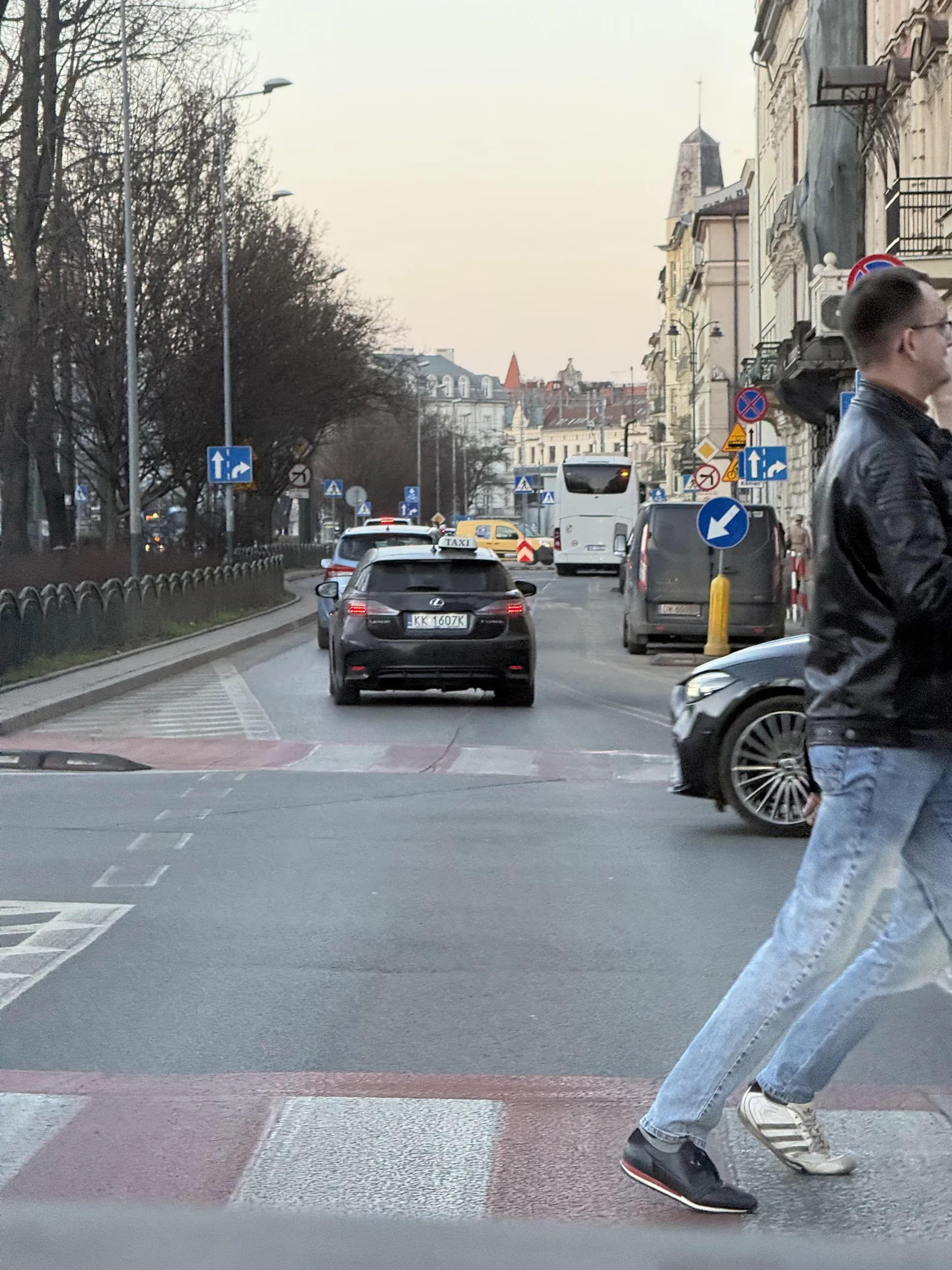 Kierowca taksówki nie zatrzymał się na pasach, mimo, że samochód obok się zatrzymał. Prawie potrąciła dziecko.