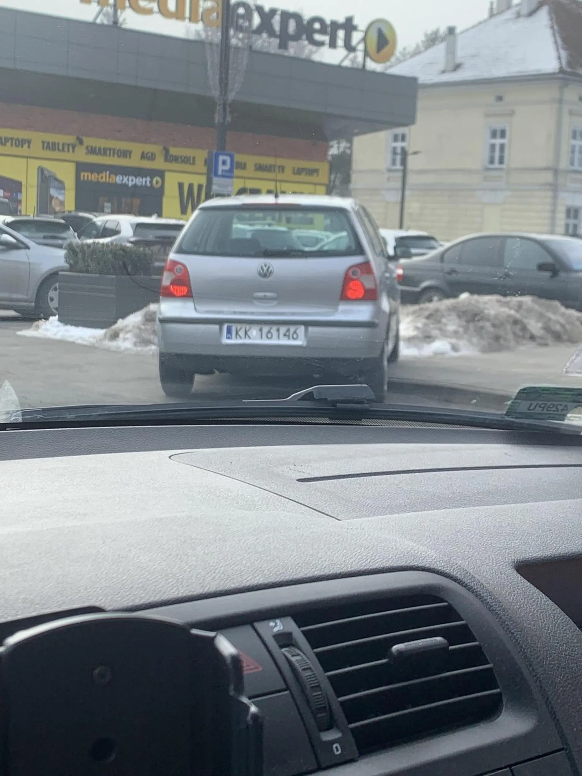 Miejsc wolnych w cholerę ale nie trzeba zaparkować tak na środku dodatkowo wjechać na chodnik co więcej o co wyłączać silnik prawda ? Makabra jak tak można zostawić pojazd dodatkowo z włączonym silnikiem