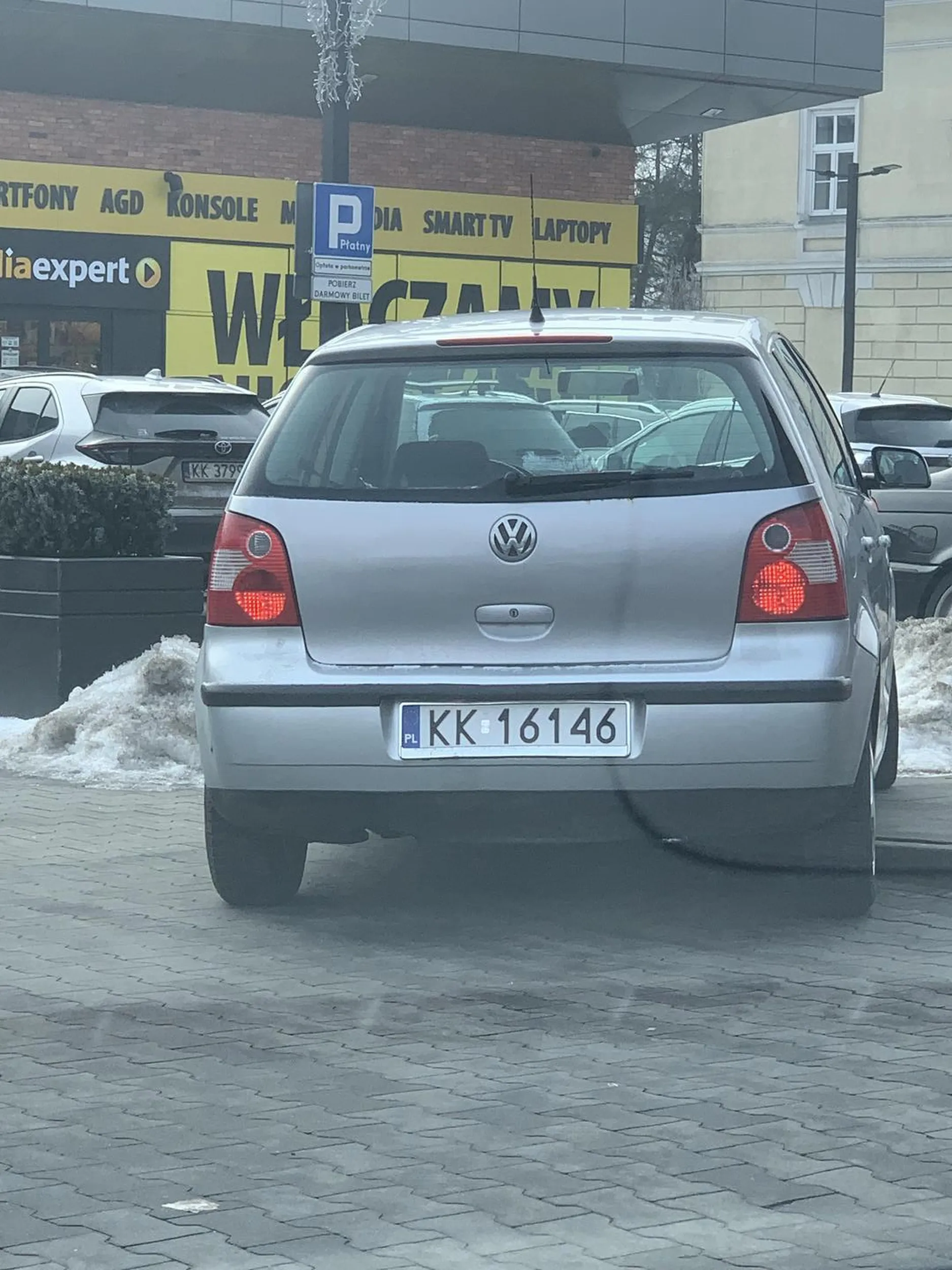 Miejsc wolnych w cholerę ale nie trzeba zaparkować tak na środku dodatkowo wjechać na chodnik co więcej o co wyłączać silnik prawda ? Makabra jak tak można zostawić pojazd dodatkowo z włączonym silnikiem