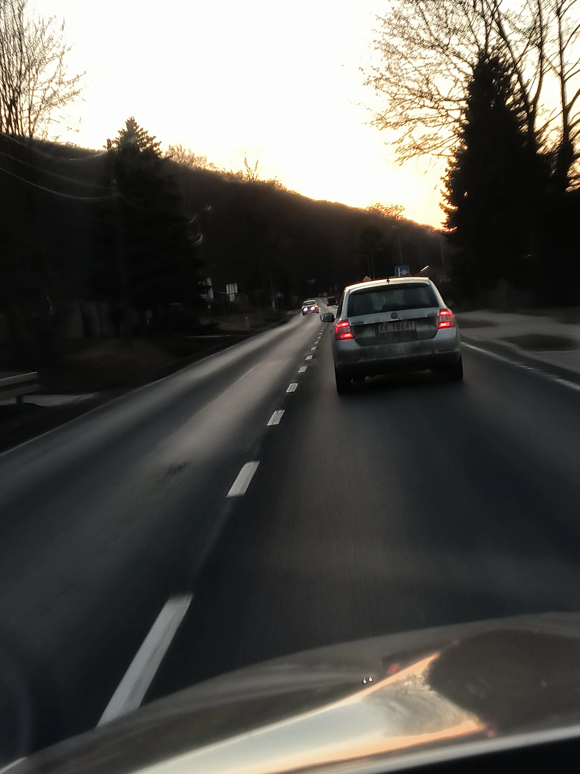 Rodzina śmieciarzy, wyrzucają śmieci przez okno podczas jazdy brudasem