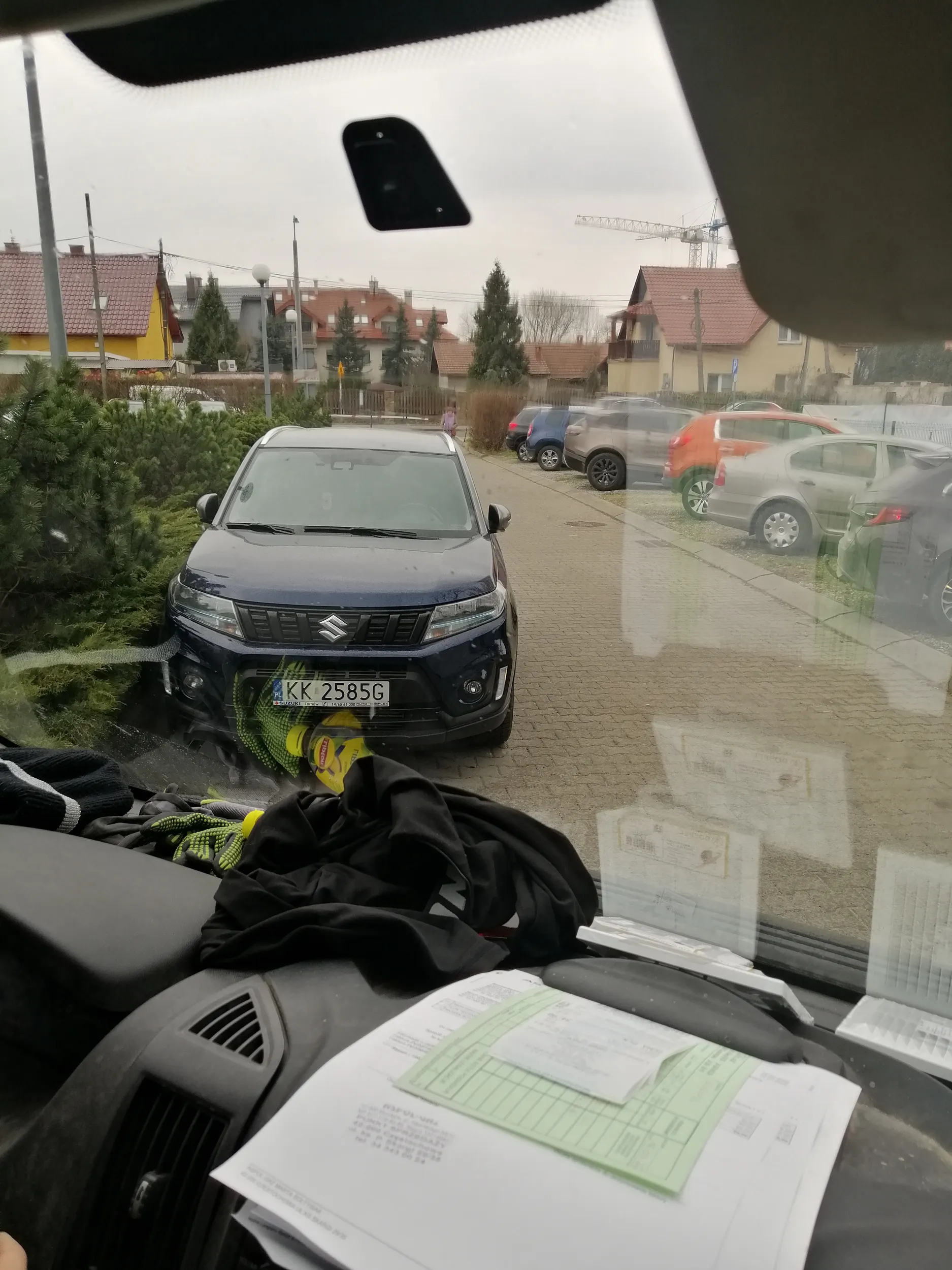 Naucz się parkować, ja wiem ze na tej wsi większej obok Olkusza tego nie uczą, ale to jest przejazd. Jak byś mogła to byś do środka wjechała.