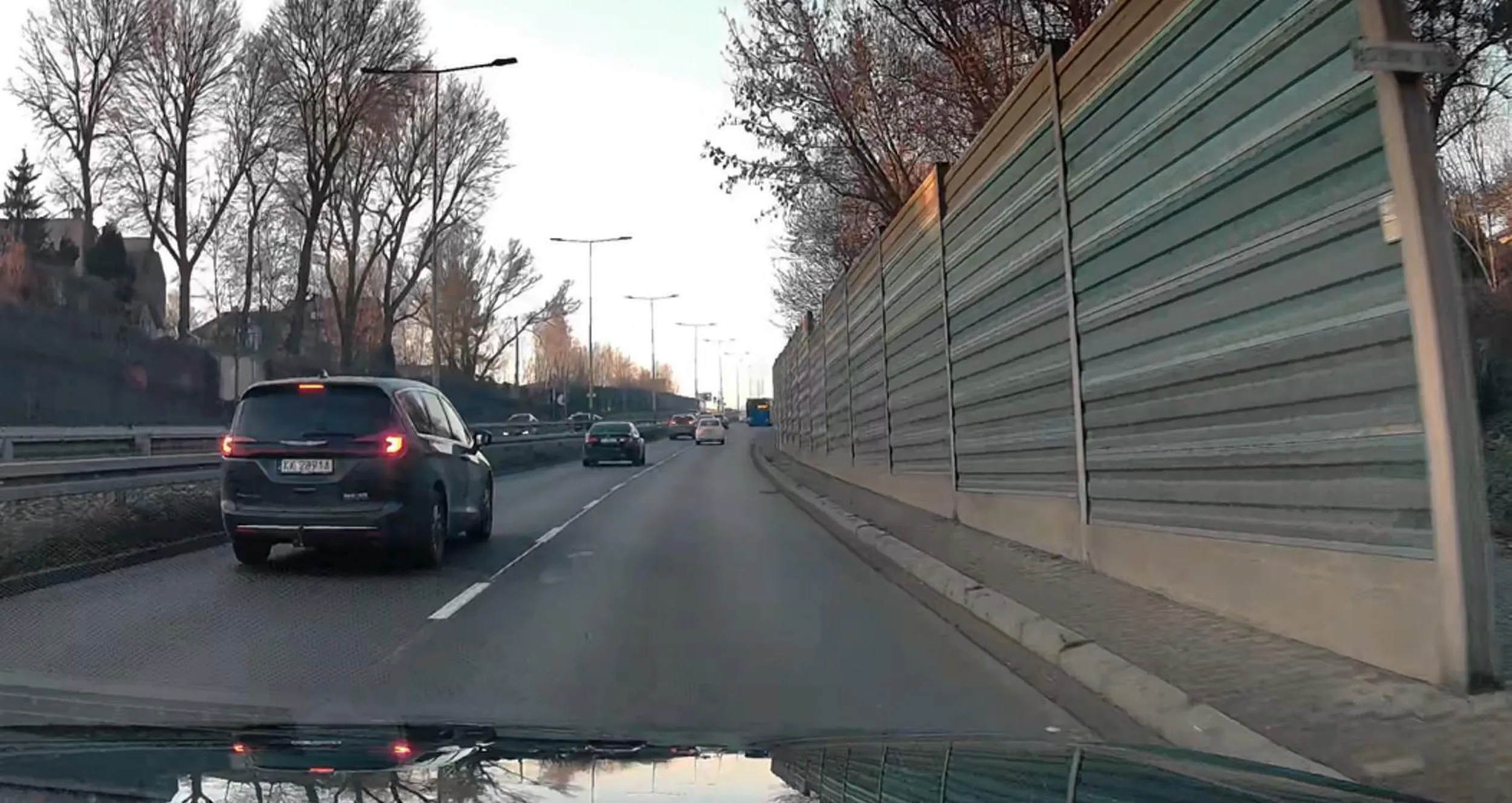 król lewego pasa, do tego złośliwie blokuje samochód włączający się do ruchu