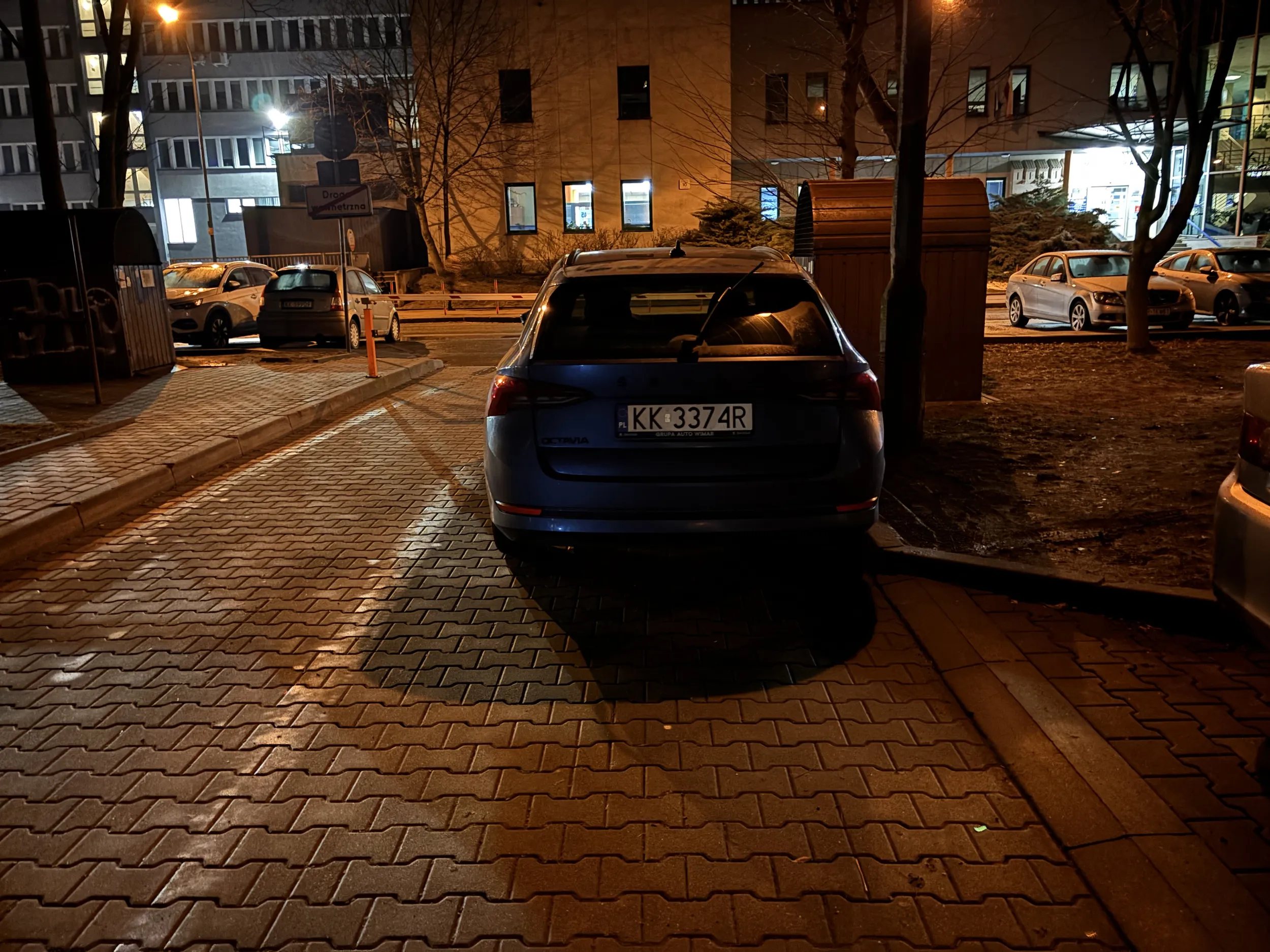 Kierowca nie umie czytać, albo nie szanuje życia i zdrowia sąsiadów. Notorycznie blokuje przejazd dla karetki i straży pożarnej.