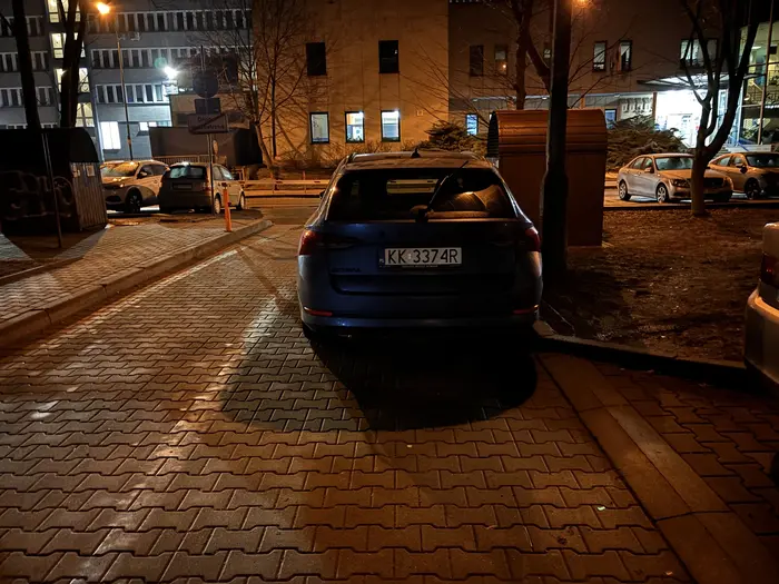 Kierowca nie umie czytać, albo nie szanuje życia i zdrowia sąsiadów. Notorycznie blokuje przejazd dla karetki i straży pożarnej.