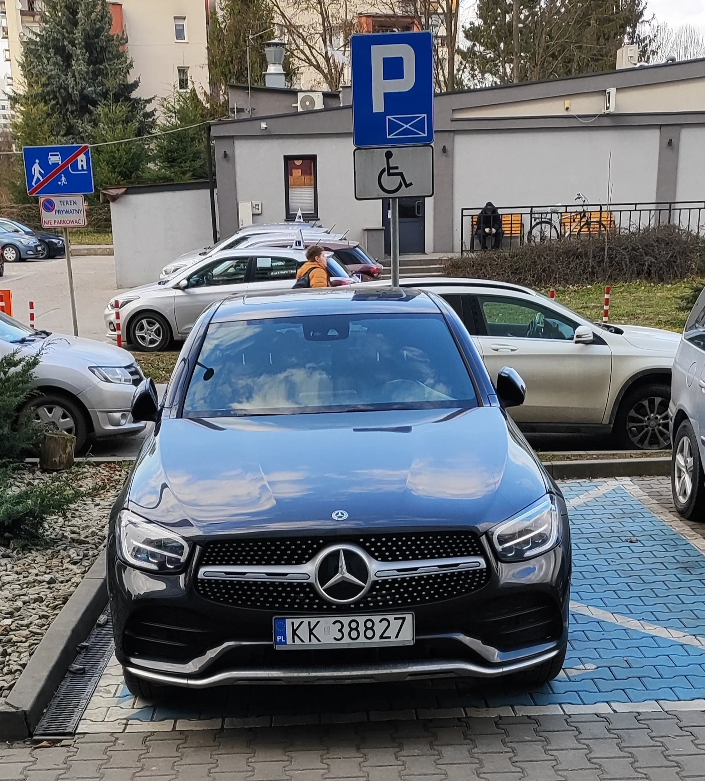 Dzień w dzień parkuje na miejscu na niepełnosprawnych, bo przecież nie jest w stanie przejść 20m z legalnego miejsca obok