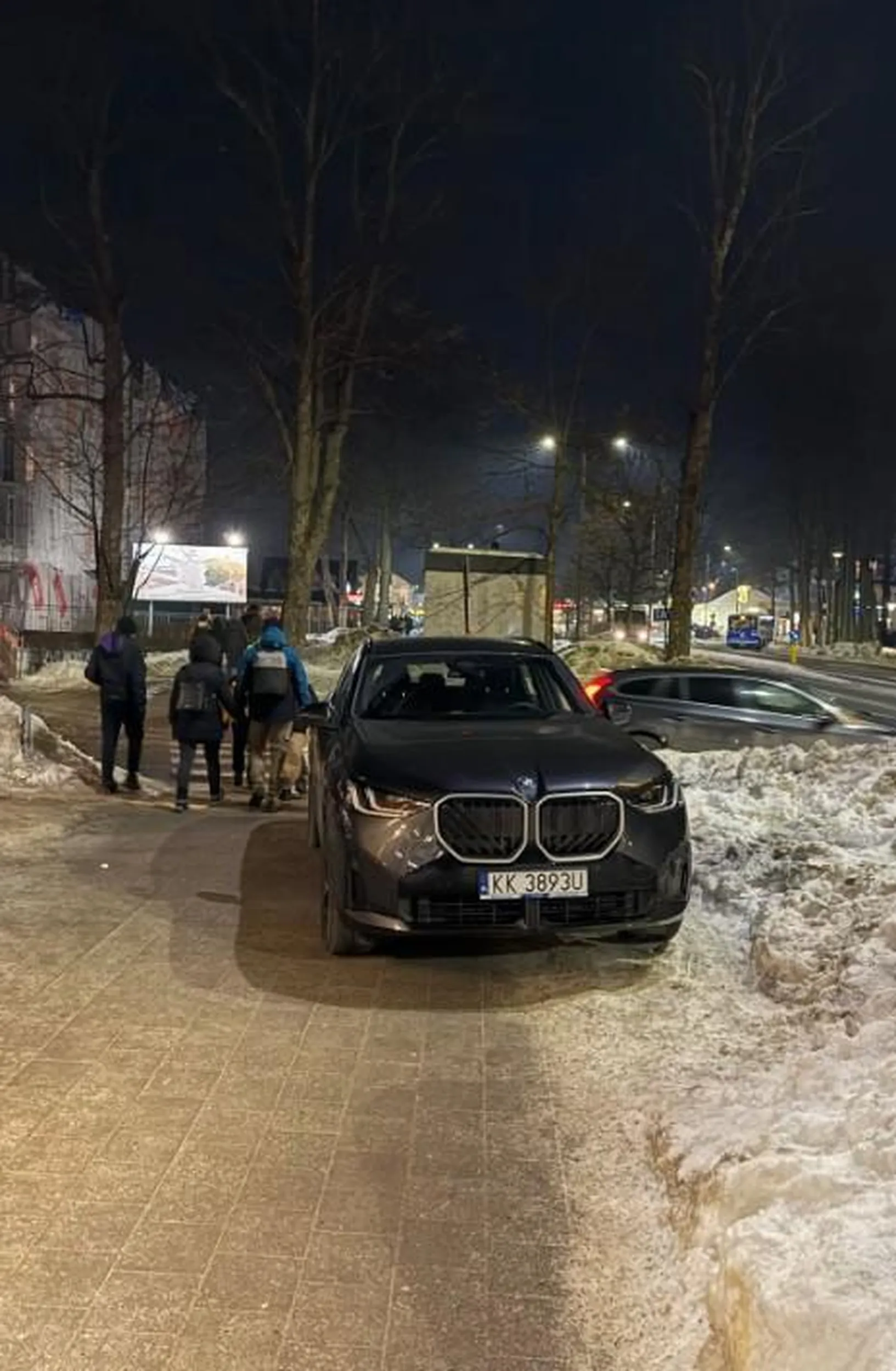 Parkuje na chodniku.