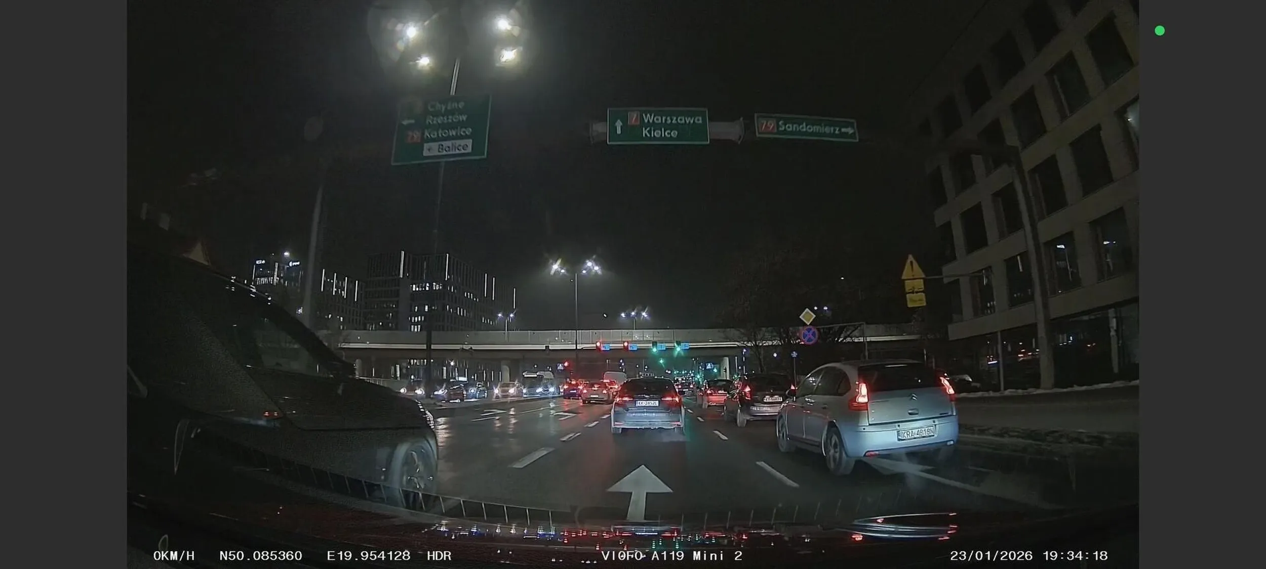 Misiu, spowodowałeś prawie kolizję z moim autem, wjeżdżając w bok na siłę, następnie na ciągłej linii zmieniasz pas. Sprawa zostaje wysłana na policje.