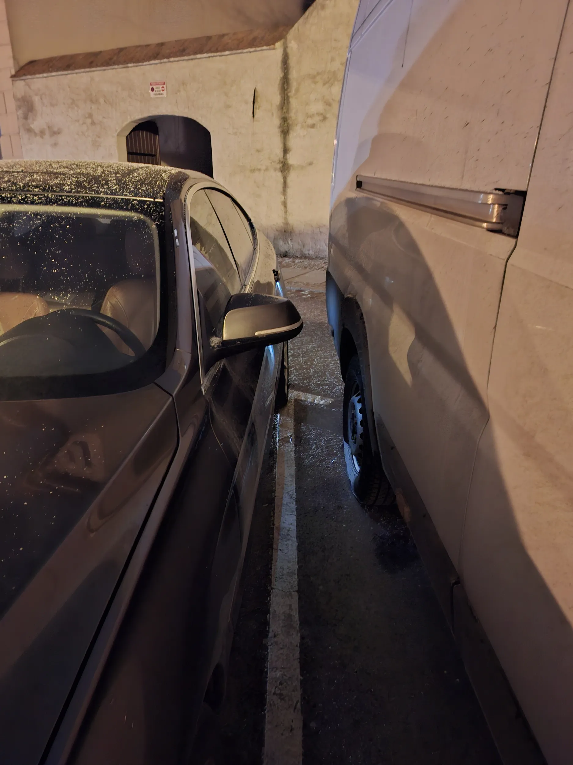 Nie mogłam wejść do auta przez kierowcę tego pojazdu. Jestem w 9 miesiącu ciąży.  Zdecydowanie nie pozdrawiam.