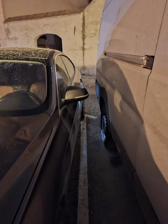 Nie mogłam wejść do auta przez kierowcę tego pojazdu. Jestem w 9 miesiącu ciąży.  Zdecydowanie nie pozdrawiam.