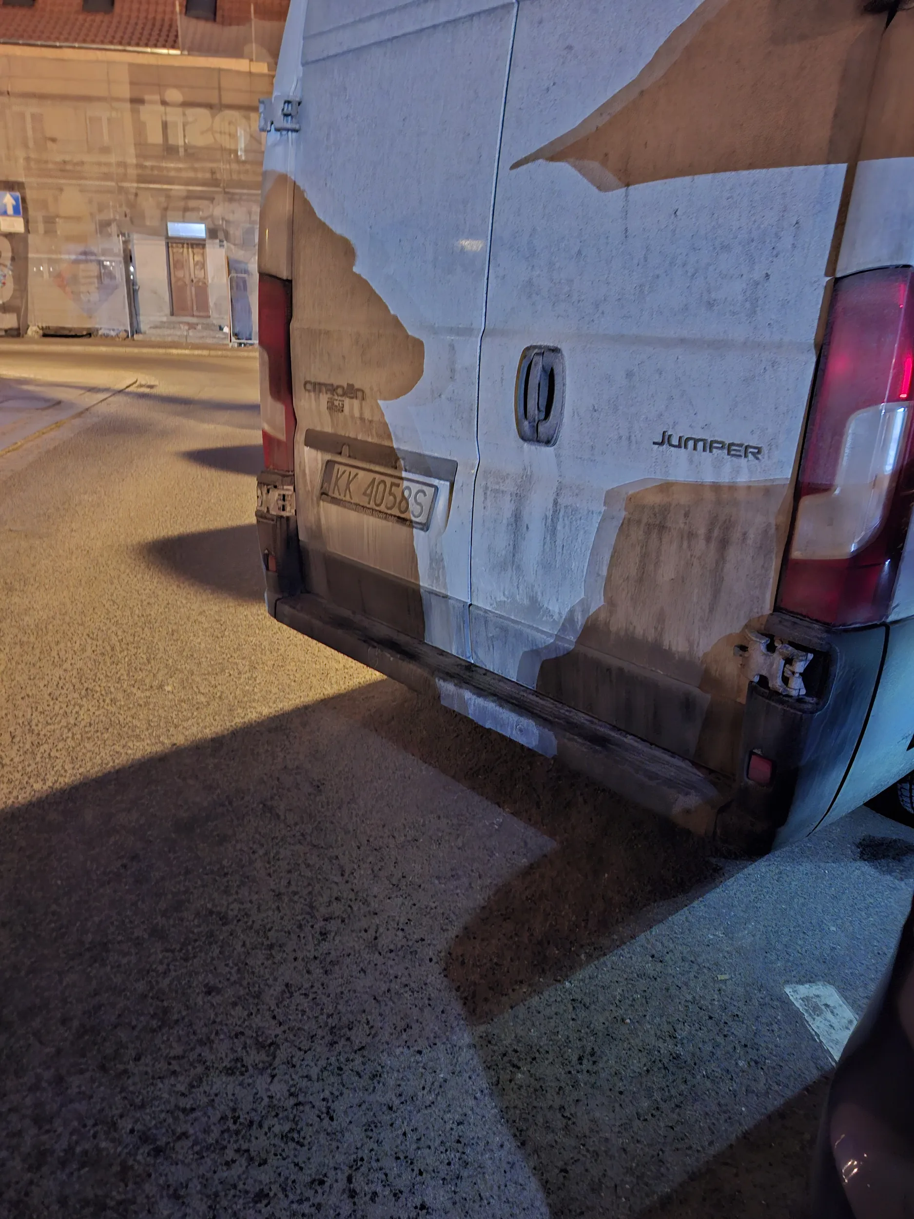 Nie mogłam wejść do auta przez kierowcę tego pojazdu. Jestem w 9 miesiącu ciąży.  Zdecydowanie nie pozdrawiam.