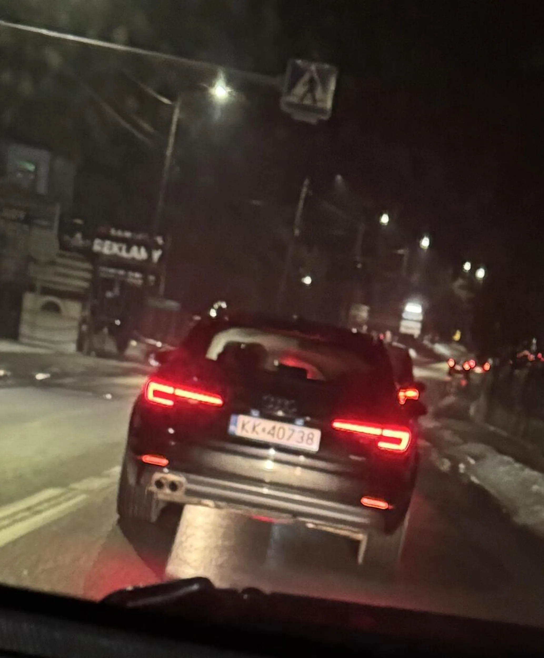 Wyprzedzanie na podwójnej ciągłej, gdzie są pasy, wymuszanie pierwszeństwa przy skręcie. Tak się spieszył, że skręcił na lewy pas i ominął tyłem stojący samochód, który włączał się do ruchu. Cudem nie doszło do wypadku dzięki innym ostrożnym kierowcom. Kierowca albo nie ma doświadczenia, albo był pod wpływem. Nagranie wysłane odpowiednim służbom. Dopilnuje aby konsekwencje zostały wyciągnięte.