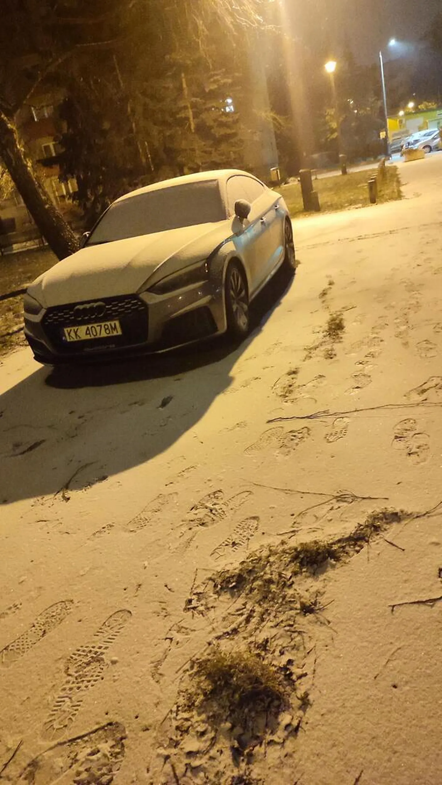 Kraków, Krowodrza Górka.Notoryczna jazda po chodniku aby zaparkować przy placu zabaw.na kilka nocy , jazda pomiędzy krzewami i po krawężnikach. Niedługo zacznie powietrze schodzić z kół