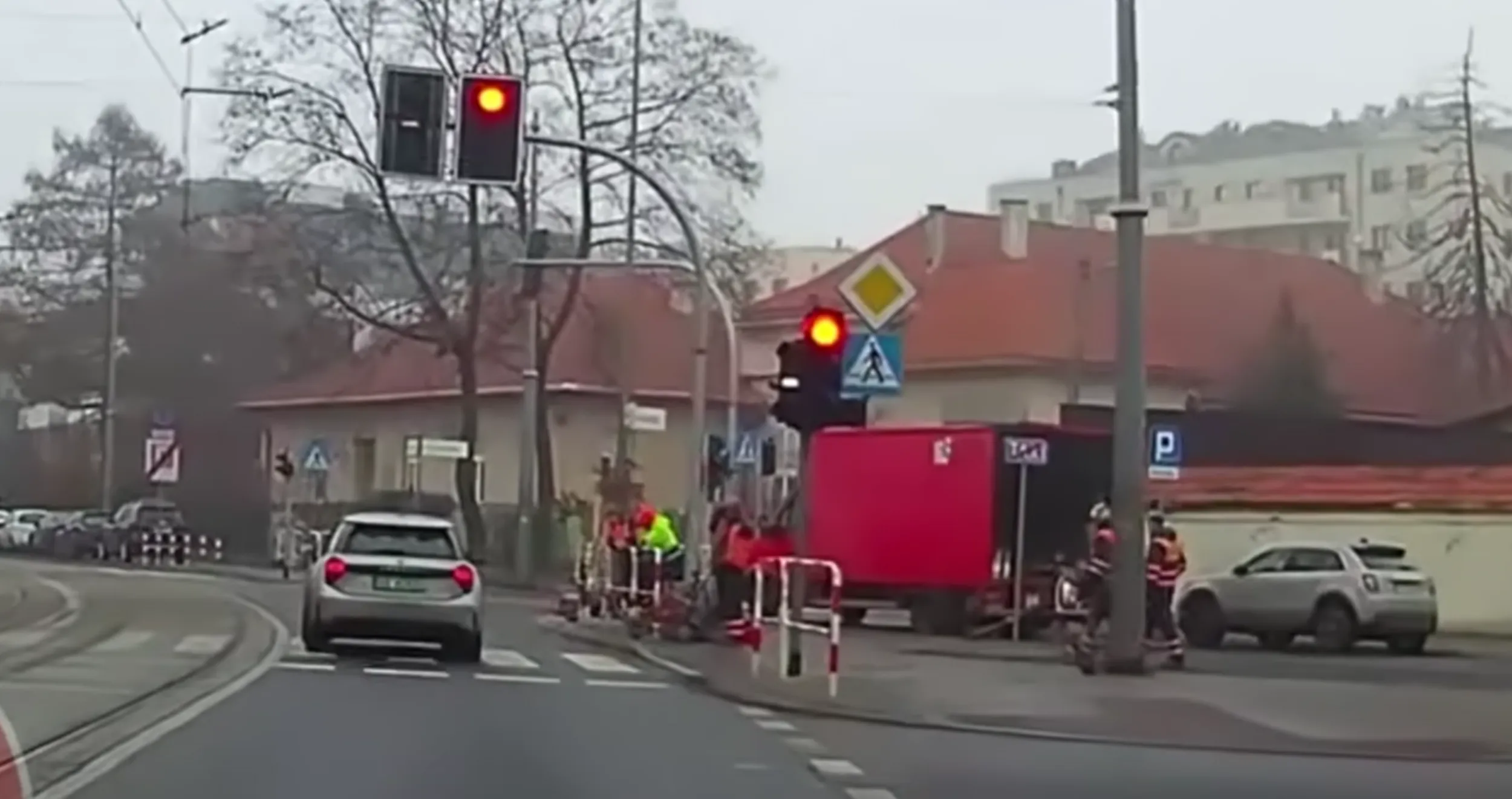 Przejeżdża na czerwonym świetle i doprowadza do kolizji.