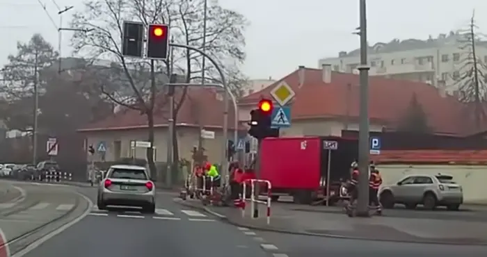 Przejeżdża na czerwonym świetle i doprowadza do kolizji.