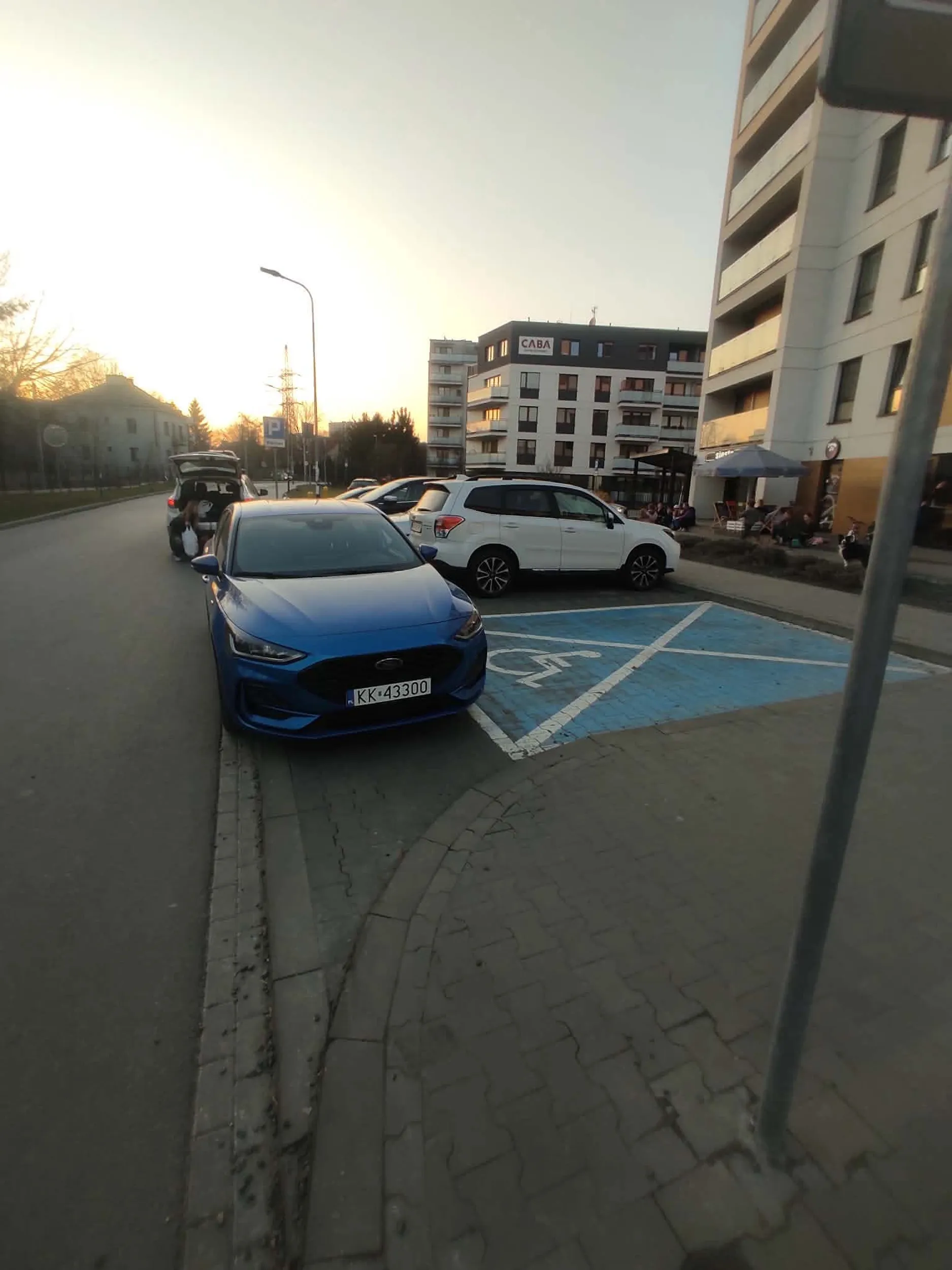 Chamskie blokowanie = zajęcie(!) miejsca dla niepełnosprawnych ?