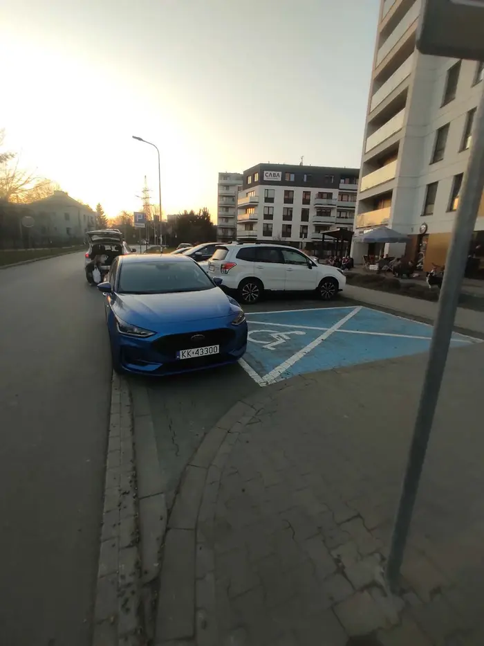 Chamskie blokowanie = zajęcie(!) miejsca dla niepełnosprawnych ?