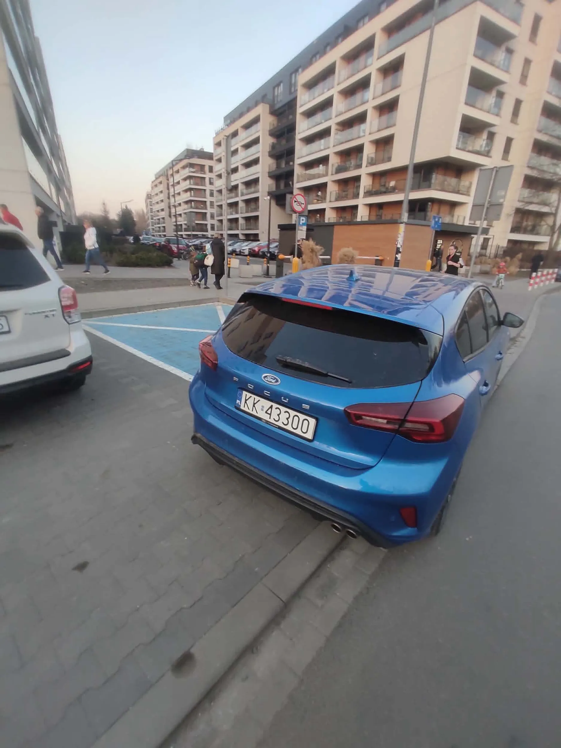 Chamskie blokowanie = zajęcie(!) miejsca dla niepełnosprawnych ?