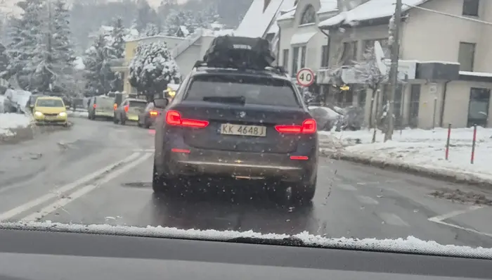 klasyczny obwieś w chamowozie z niedziałąjącymi kierunkowskazami, po chamsku wymusza pierwszeństwo, ponad 80 km/h w zabudowanym leci przez skrzyżowanie na czerwonym - a do tego wszystko z małym dzieckiem w tej landarze. do odebrania nie tylko prawo jazdy, ale i prawa rodzicielskie!