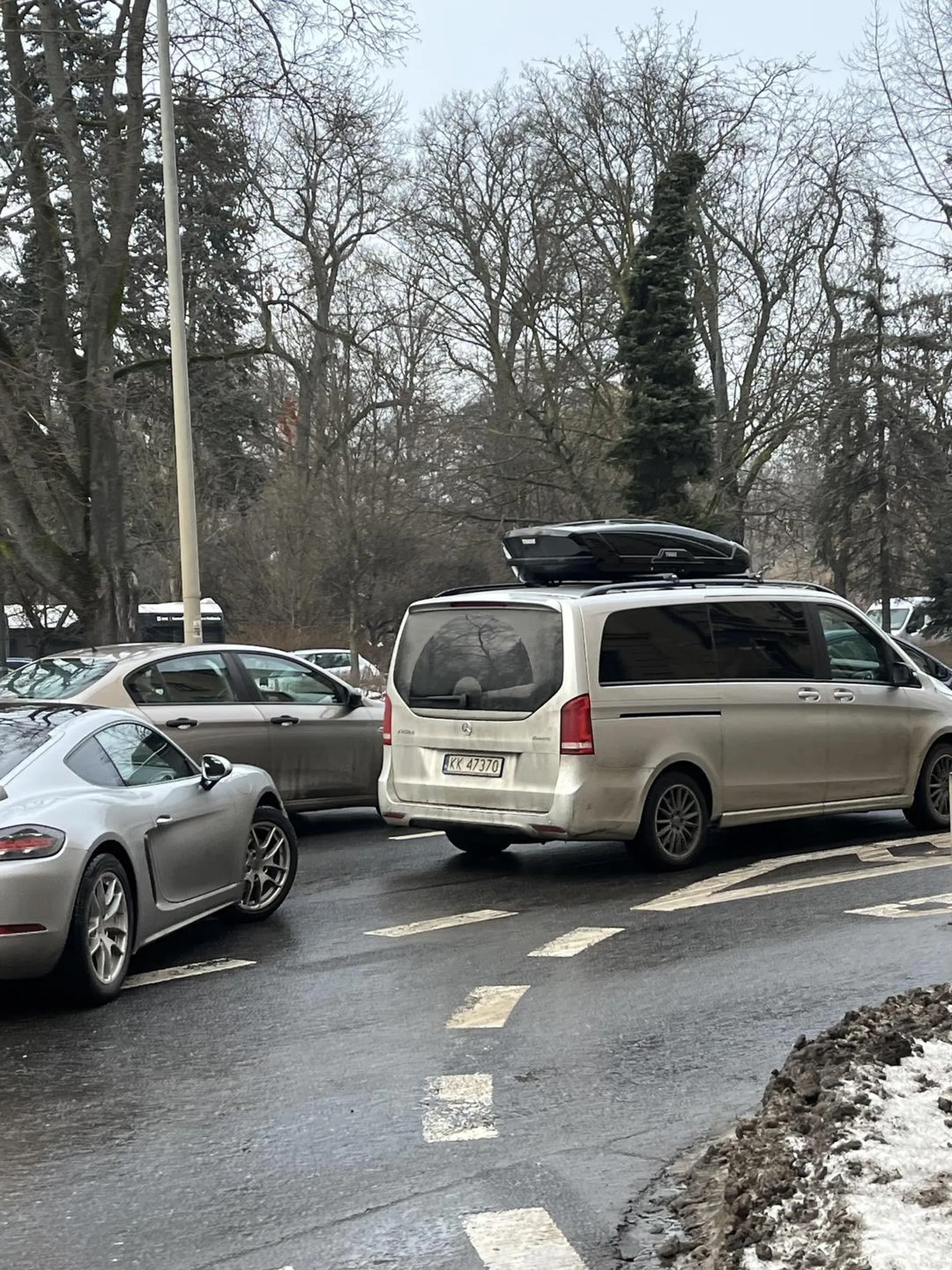 Kretyn najpierw prawie przejechał mnie na pasach, a następnie wymusił pierwszeństwo na innym kierowcy.