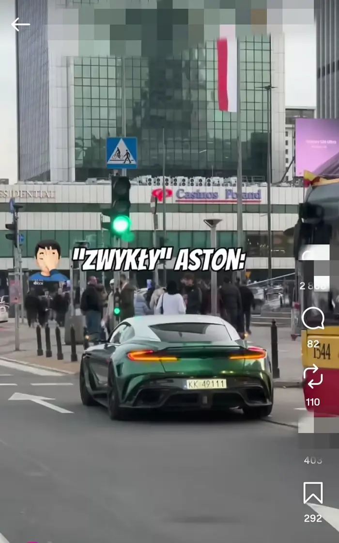 Imbecyl w jakimś drogim gównie celowo zaparkował by zablokować autobus bo myśli że ma pieniądze to może wszystko.