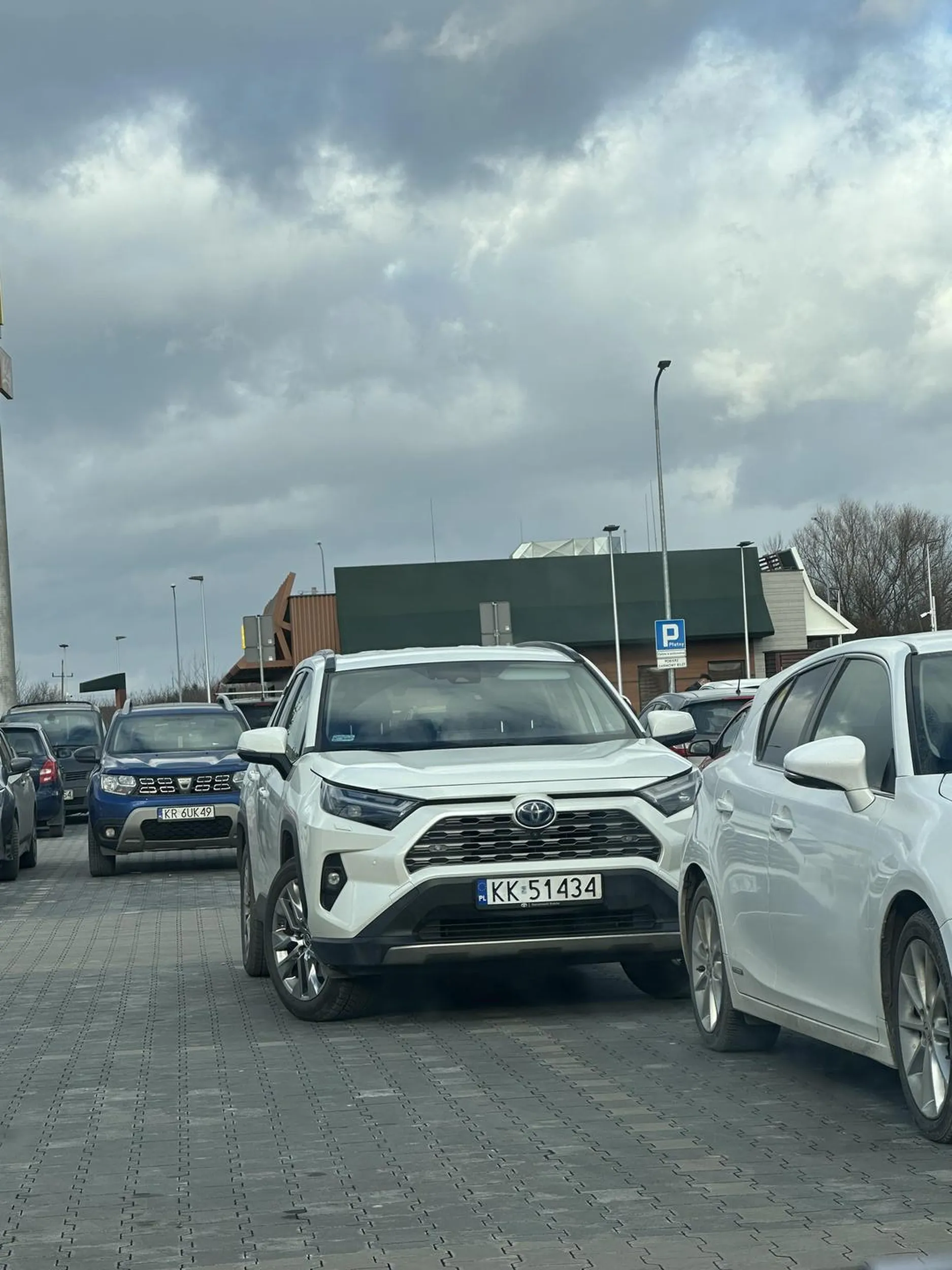 Stara baba, mistrzyni parkowania w toyocie