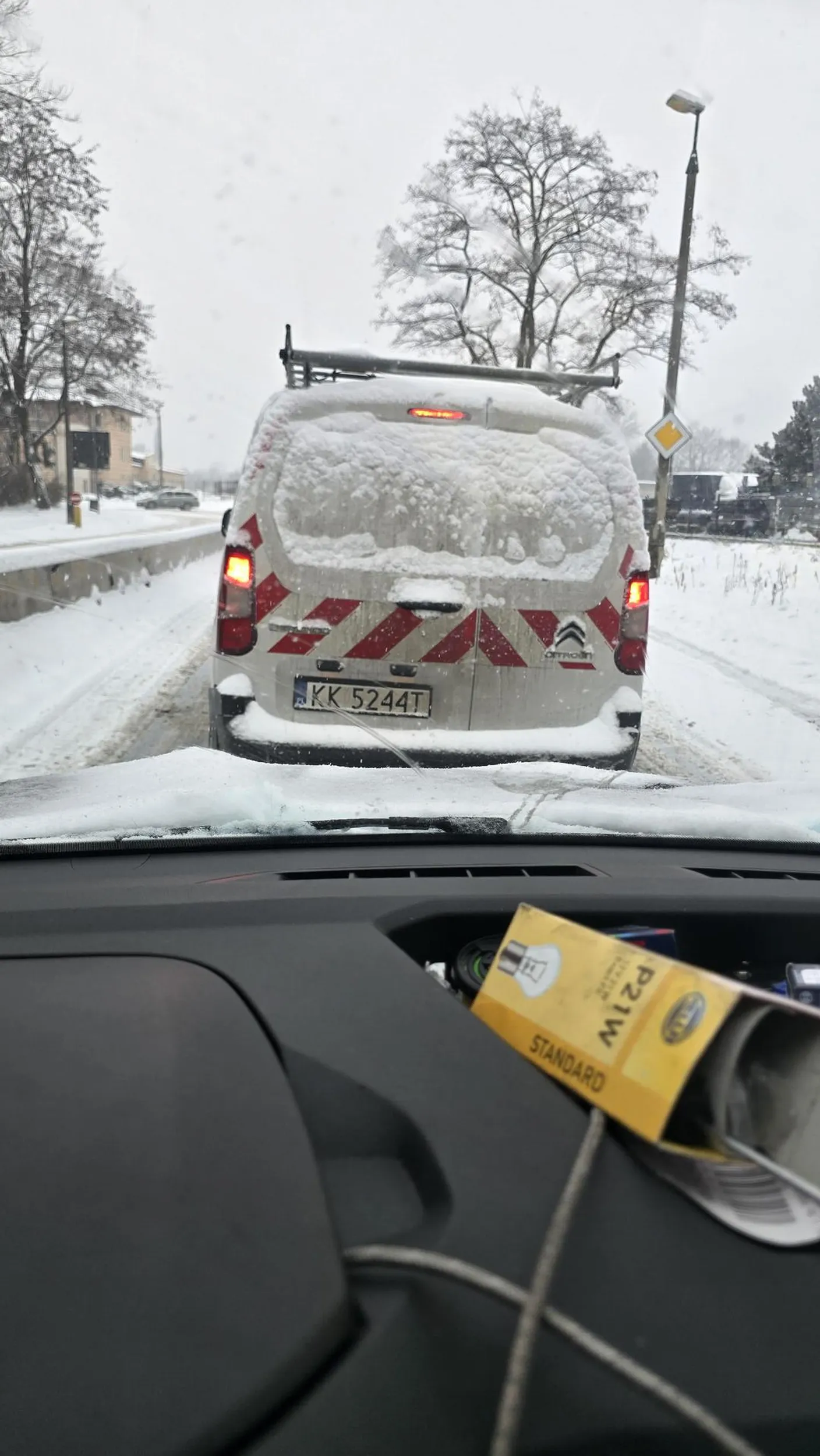 Wyjechał mi na zielonej strzałce w lewo gdy stałem do zakrętu i Zapaliło mi się zielone wjechał mi przed maskę i prawie w niego Wjechałem ledwo co wyhamowałem zaznaczam że jest mega ślisko