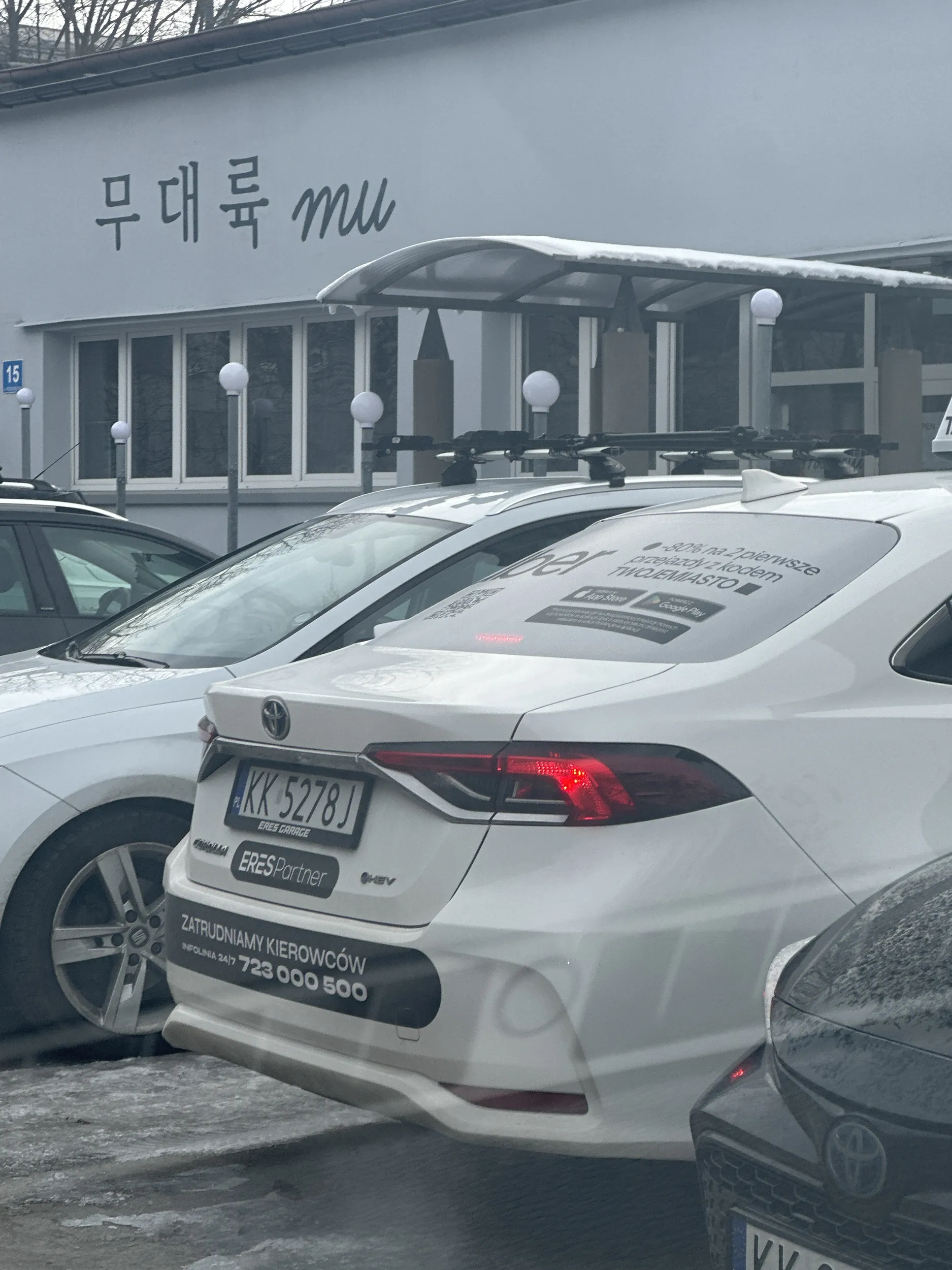 Siedzi głupia krowa w aucie i 30 min zajmuje miejsce w najbardziej ruchliwej dzielnicy w Krakowie