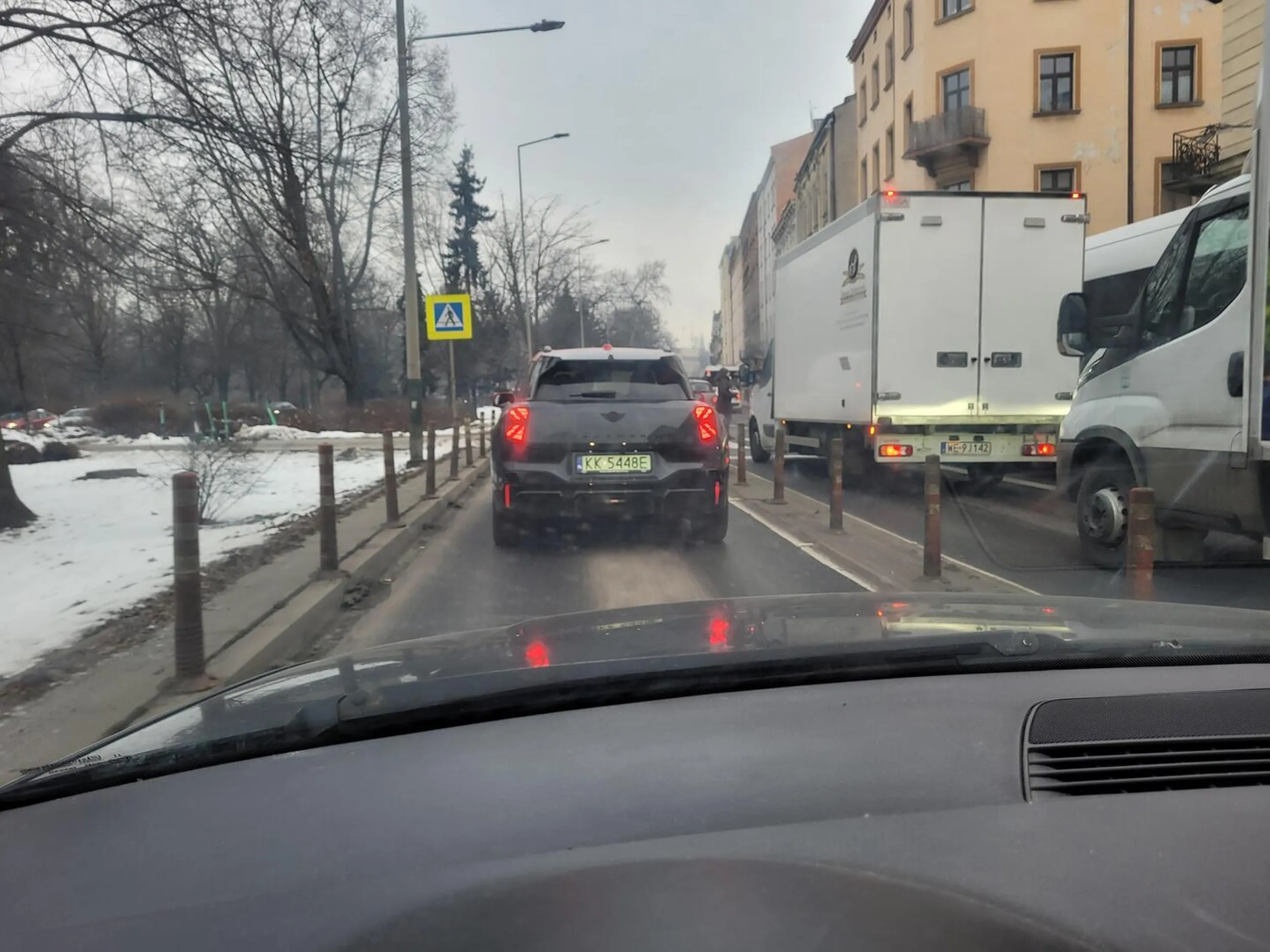 Kierowca czarnego auta KK5448E wyrzuca niedopałki papierosów przez szybę, wprost na jadące za nim auta. Niedopałek papierosa rozkłada się 5-10 lat. Ptaki czasami uznają to za pokarm i trują się po zjedzeniu.