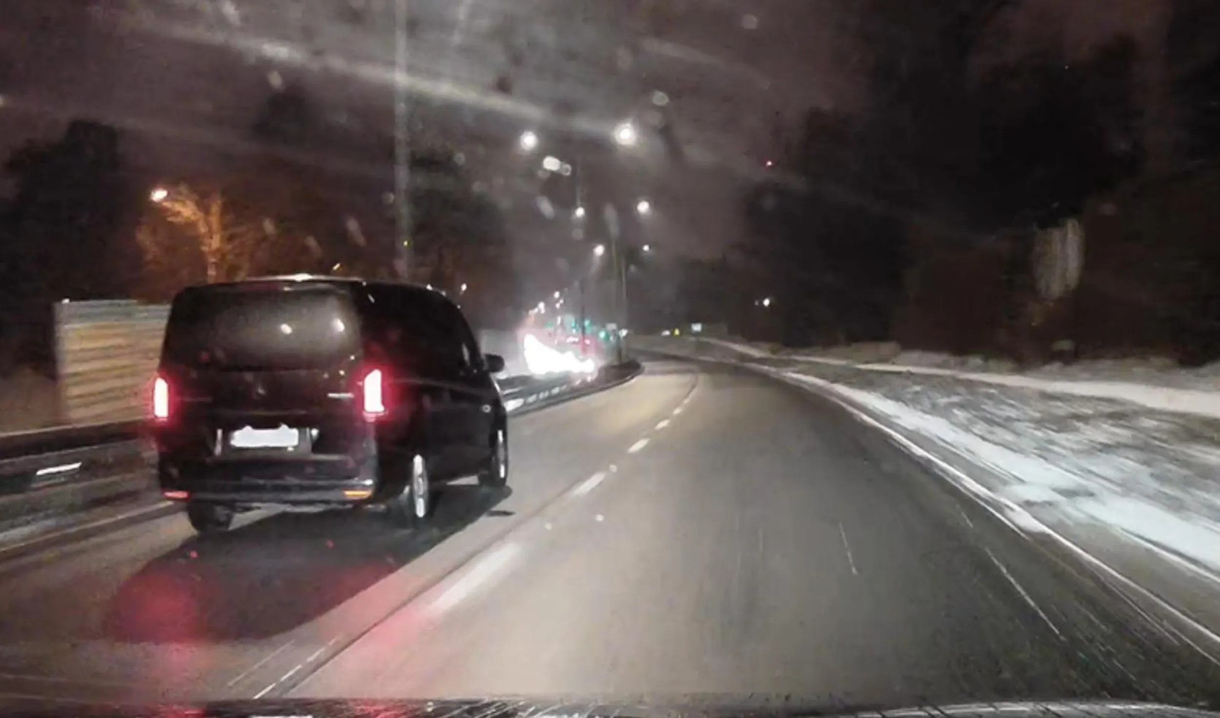 nie dość, że miłośnik lewego pasa, to jeszcze łapie ból dupy gdy wyprzedzam go prawym x.d.