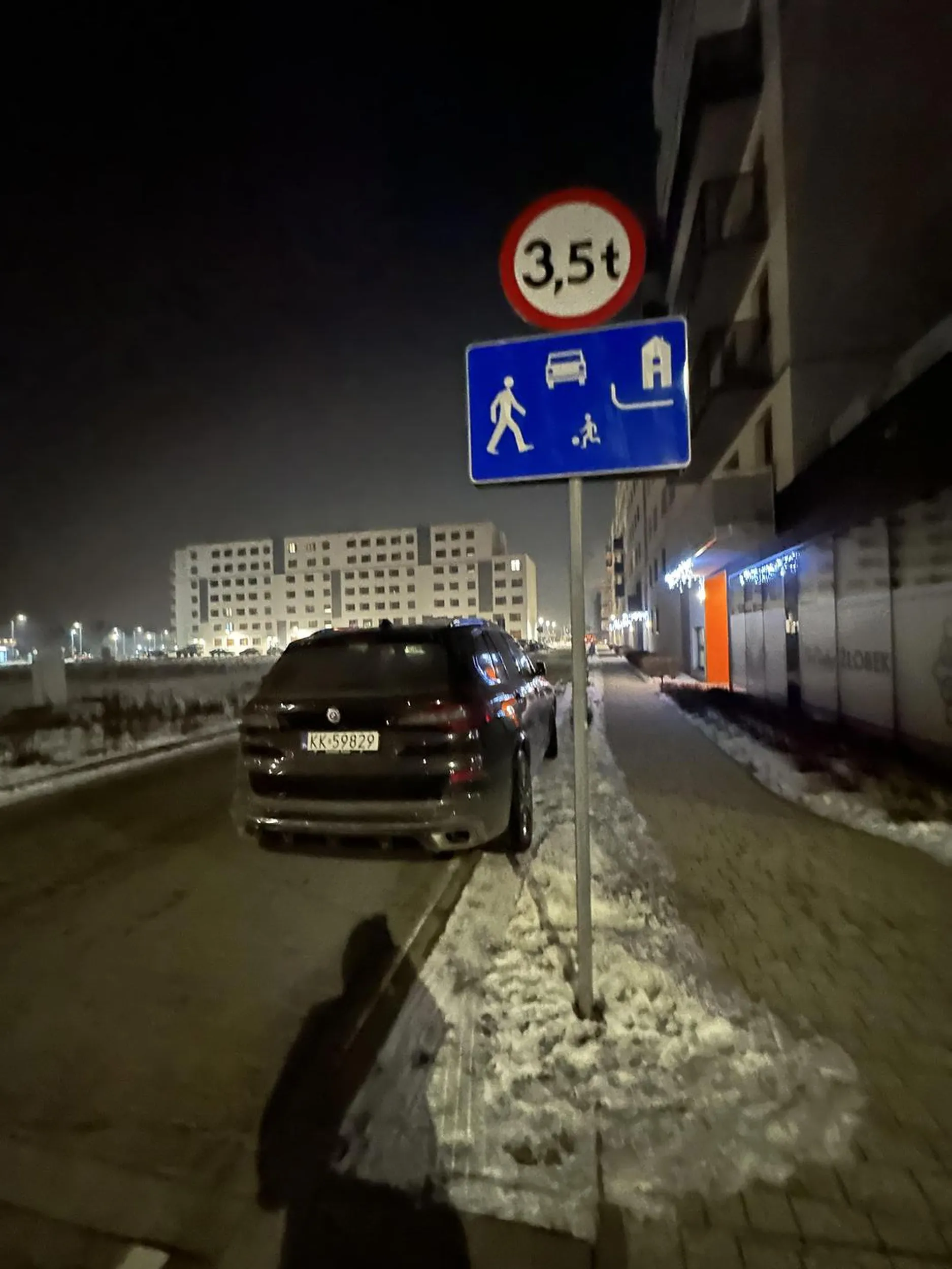 Strefa zamieszkania, melepeta parkuje w miejscu nieprzeznaczonym blokując przejazd, dodatkowo stojąc na trawniku