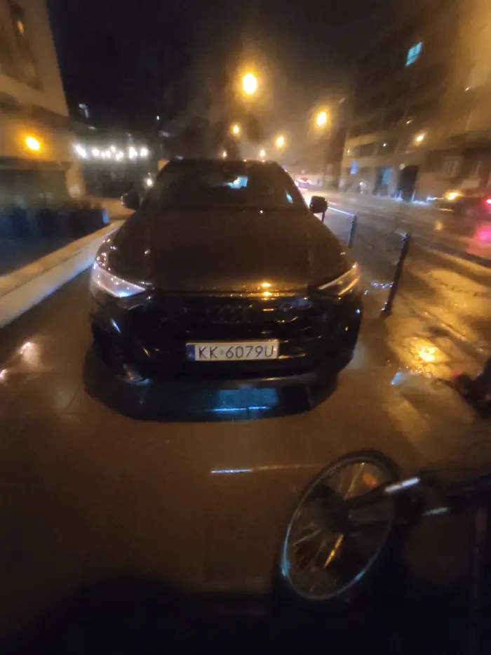 Kierowca lubi jeździć po chodnikach i je blokować. Spotkany przy kilku okazjach.