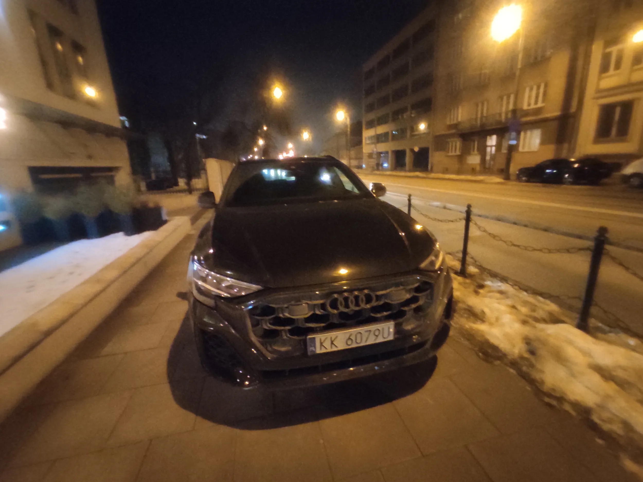 Kierowca lubi jeździć po chodnikach i je blokować. Spotkany przy kilku okazjach.