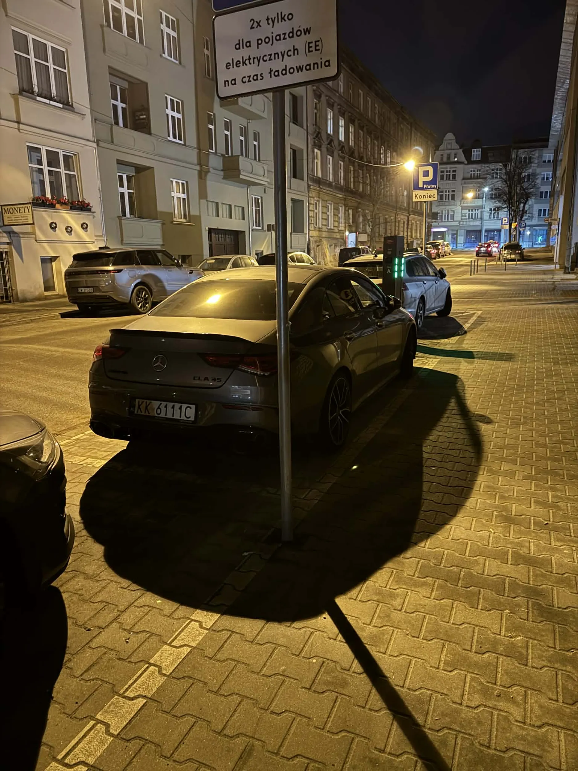 Analfabeta, niestety nie umie czytać. Uniemożliwił ładowanie EV co najmniej 6 osobom.