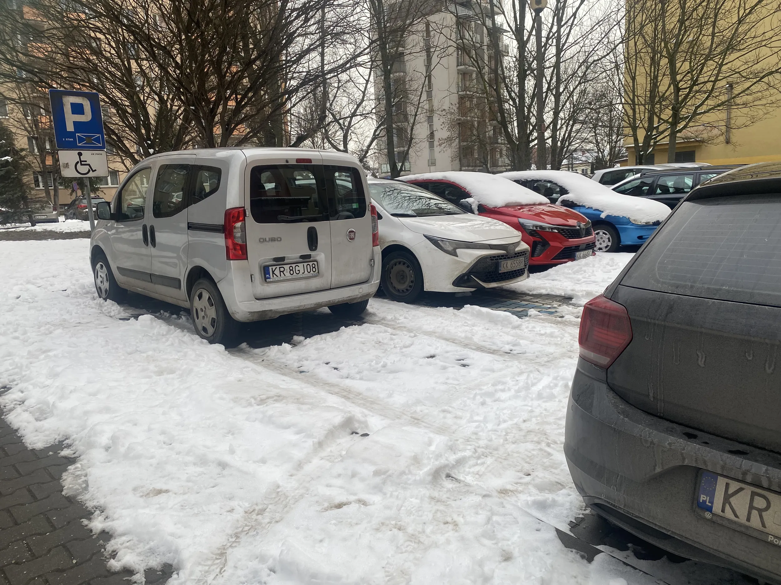 Pan nie posiadający uprawnień, parkuje na kopercie. P.S. Taxi