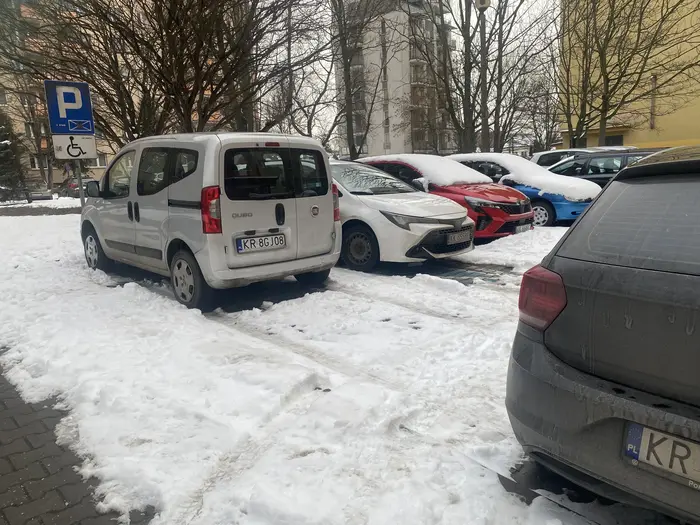Pan nie posiadający uprawnień, parkuje na kopercie. P.S. Taxi