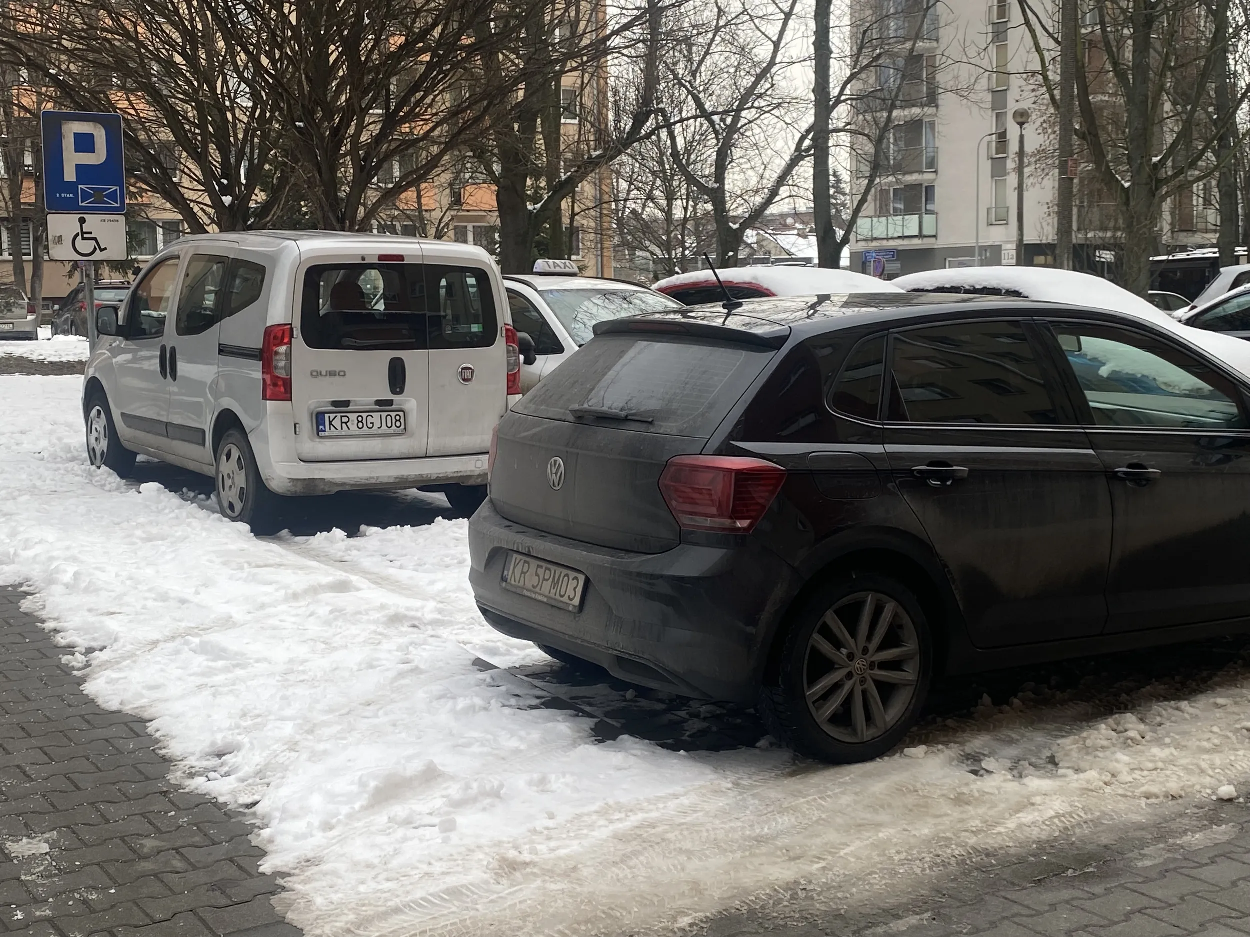Pan nie posiadający uprawnień, parkuje na kopercie. P.S. Taxi
