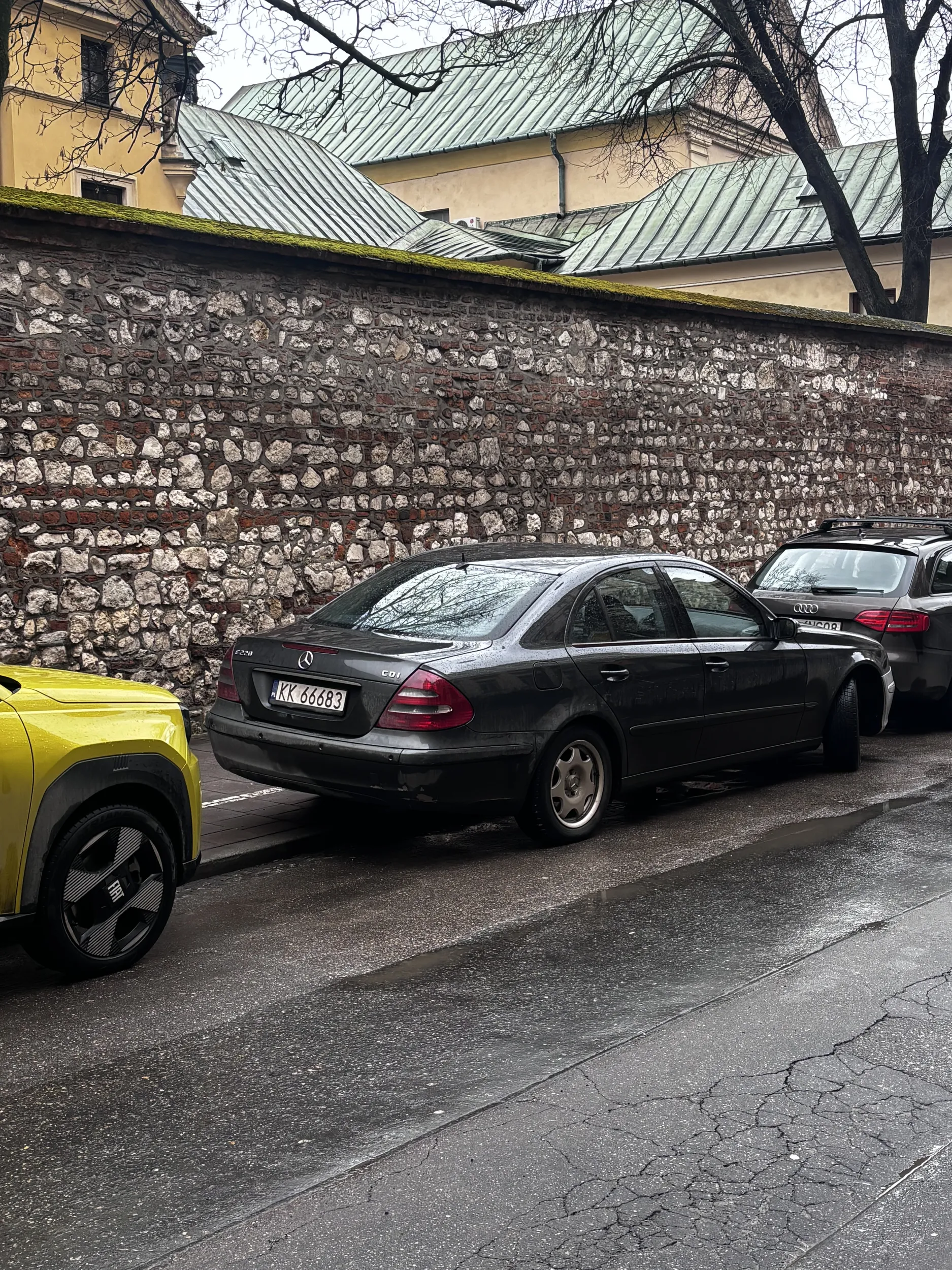 Kierowca nie ma pojęcia o przepisach drogowych. W momencie ustępowania pierwszeństwa (mojego) używa klaksonu. Najpierw proszę się nauczyć przepisów, a później wsiadać do samochodu.