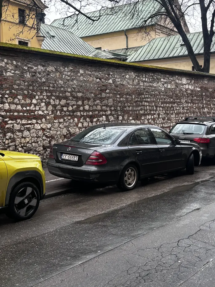 Kierowca nie ma pojęcia o przepisach drogowych. W momencie ustępowania pierwszeństwa (mojego) używa klaksonu. Najpierw proszę się nauczyć przepisów, a później wsiadać do samochodu.