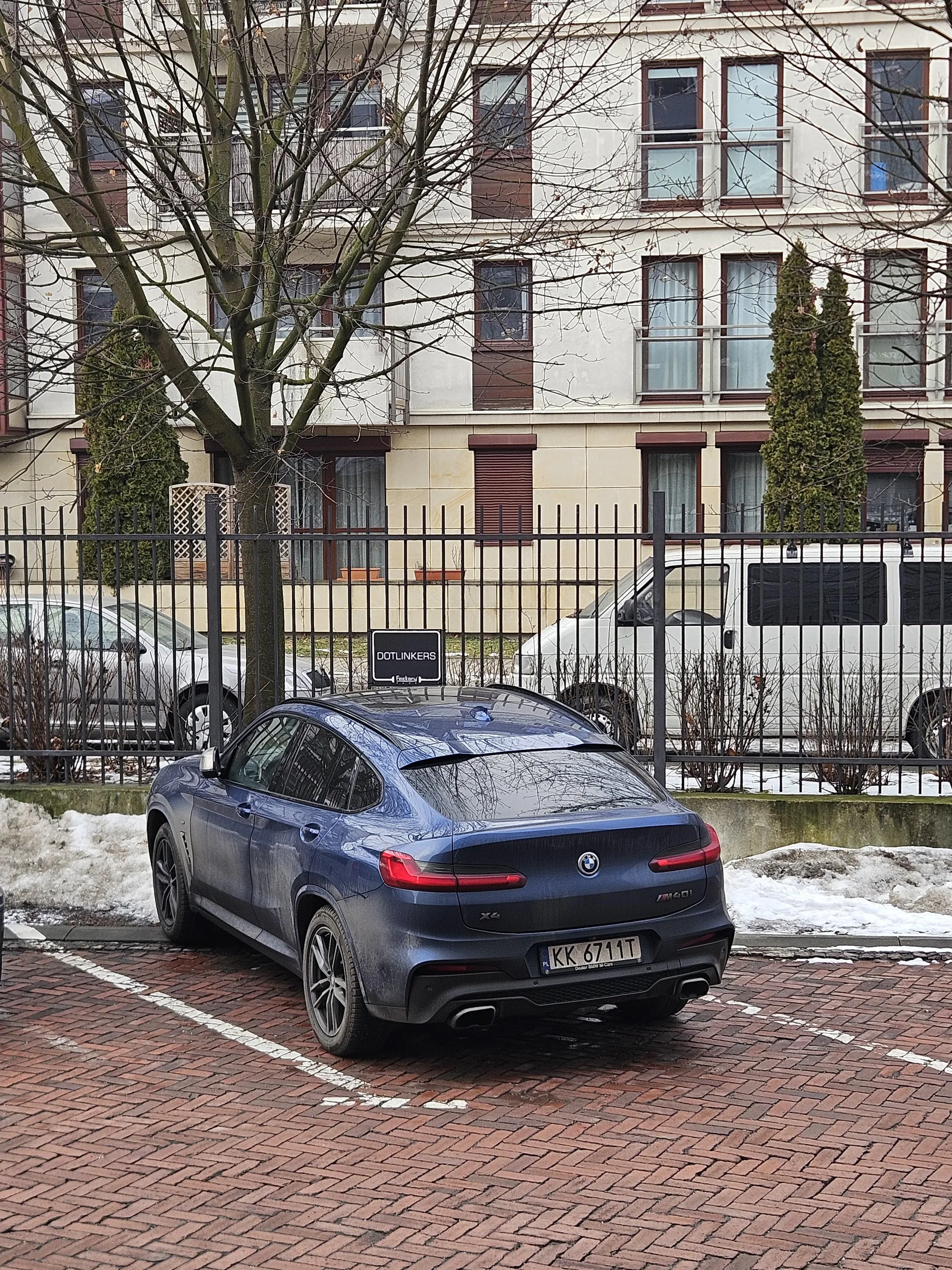 Zakompleksiony śmieć bez kultury w leasingowym śmietniku.