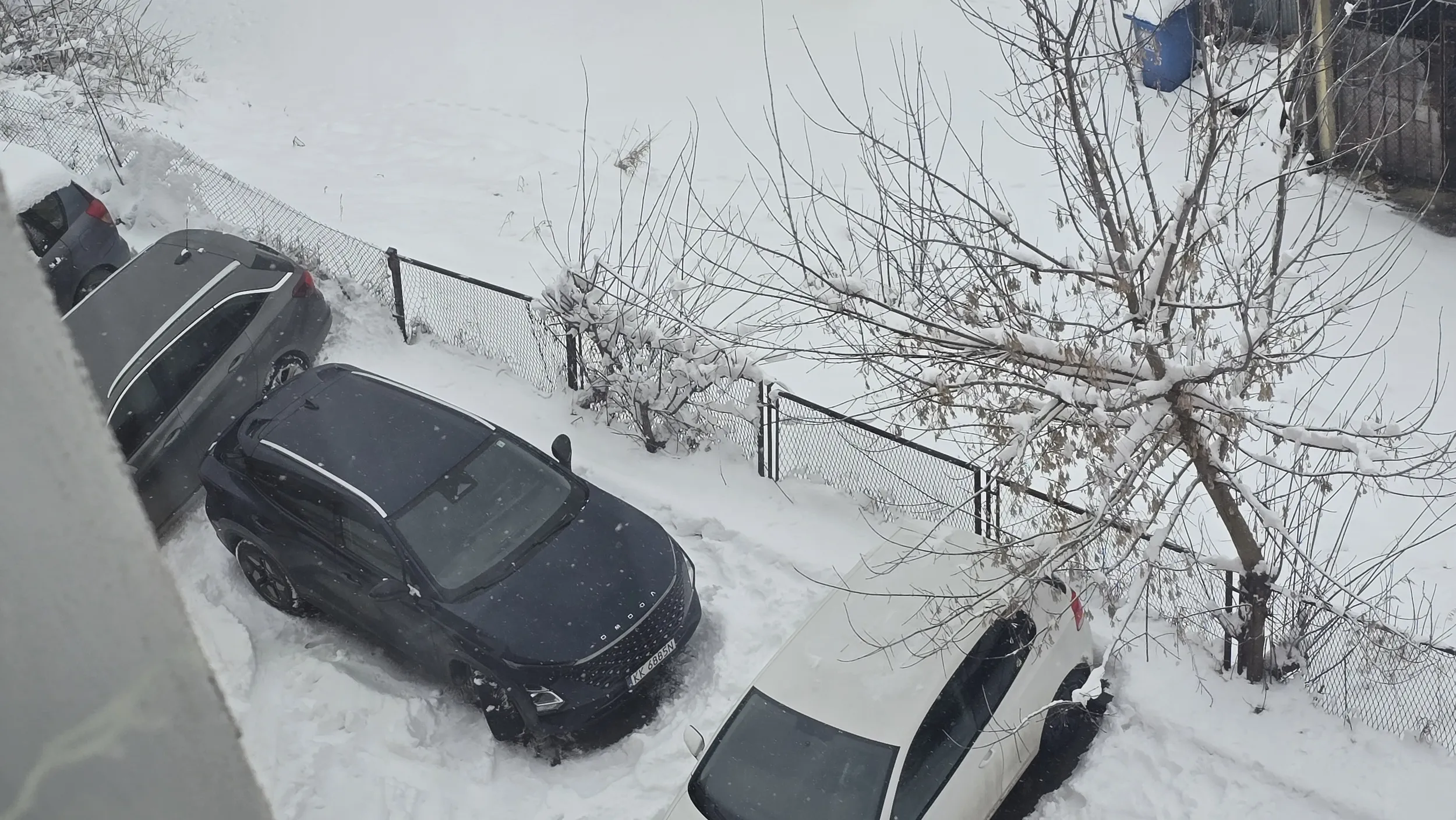 Nie będę się rozpisywał, zdjęcie mówi samo za siebie. Zaparkował tak jakiś czas temu mimo, że inne auta parkują normalnie, ale "wielki krakus" może więcej.