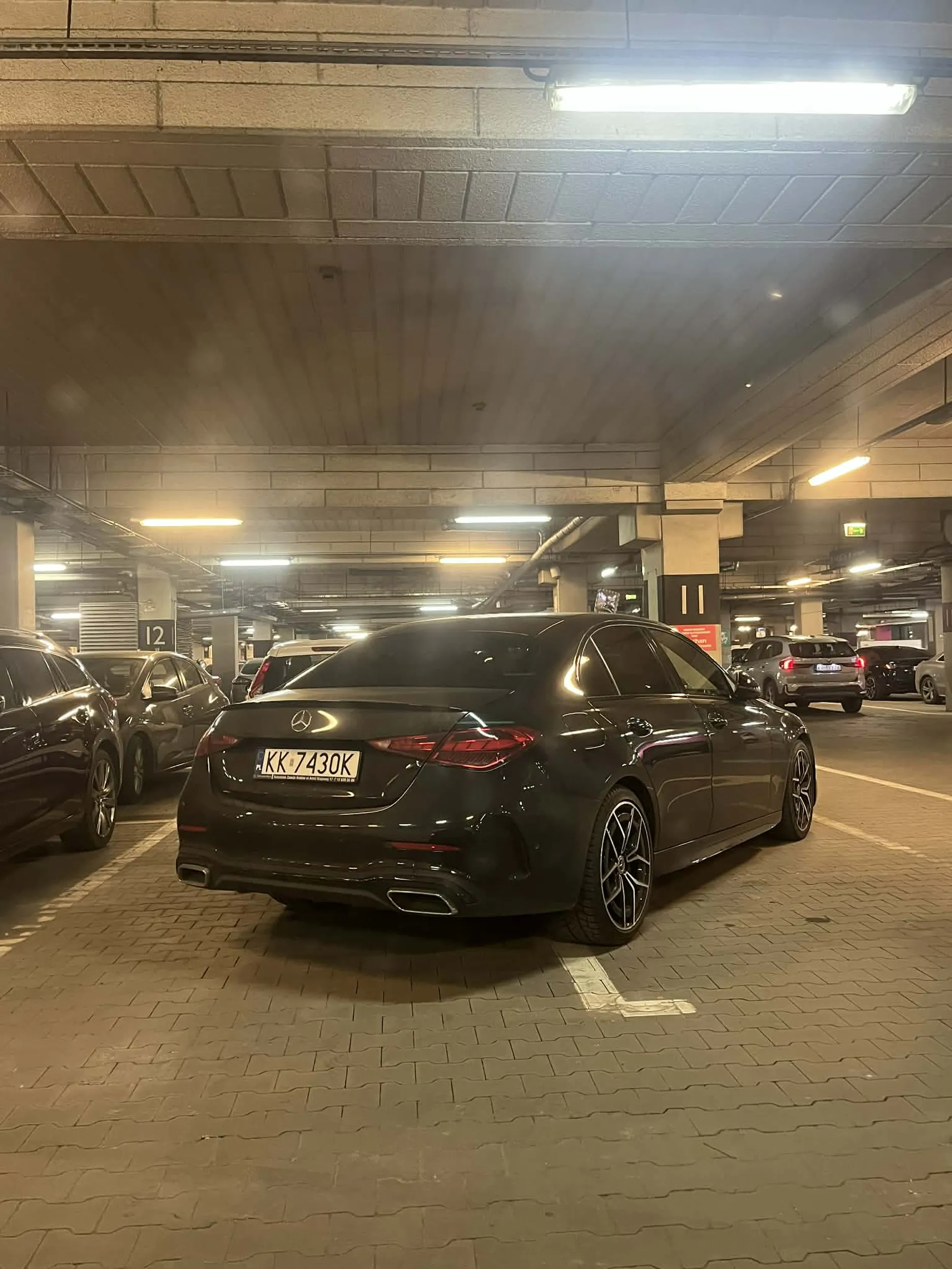 Wczoraj takie eleganckie parkowanko pANA z Mercedesa. Niby krakus, a jednak warszawiok.