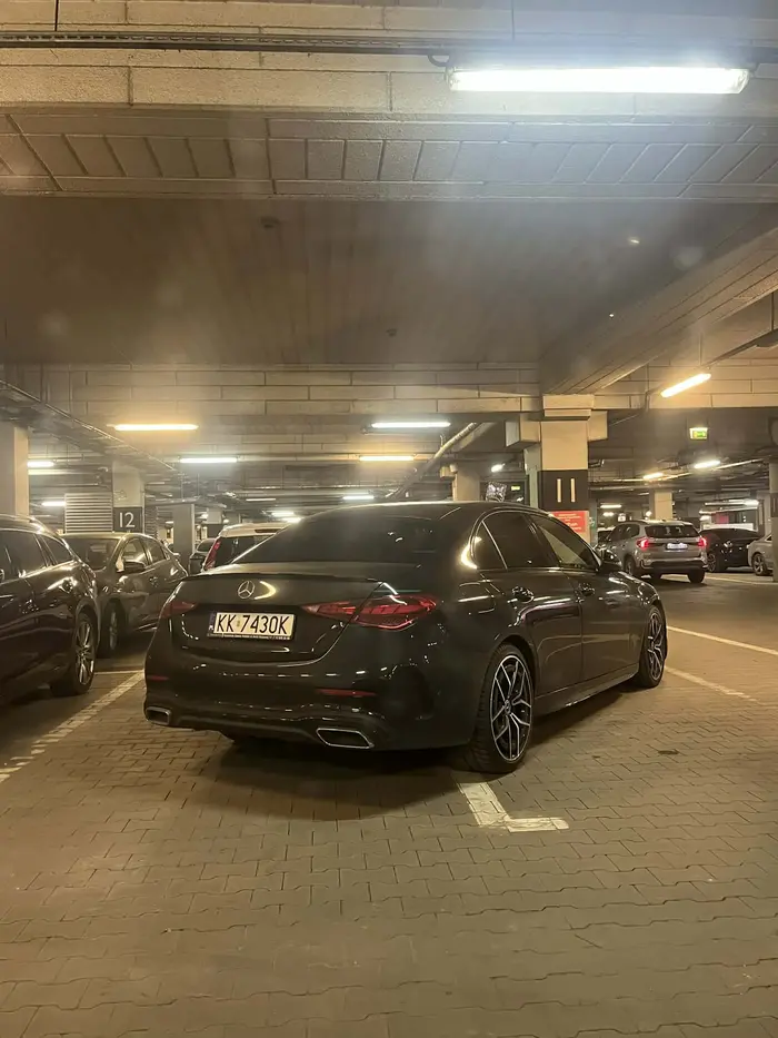 Wczoraj takie eleganckie parkowanko pANA z Mercedesa. Niby krakus, a jednak warszawiok.