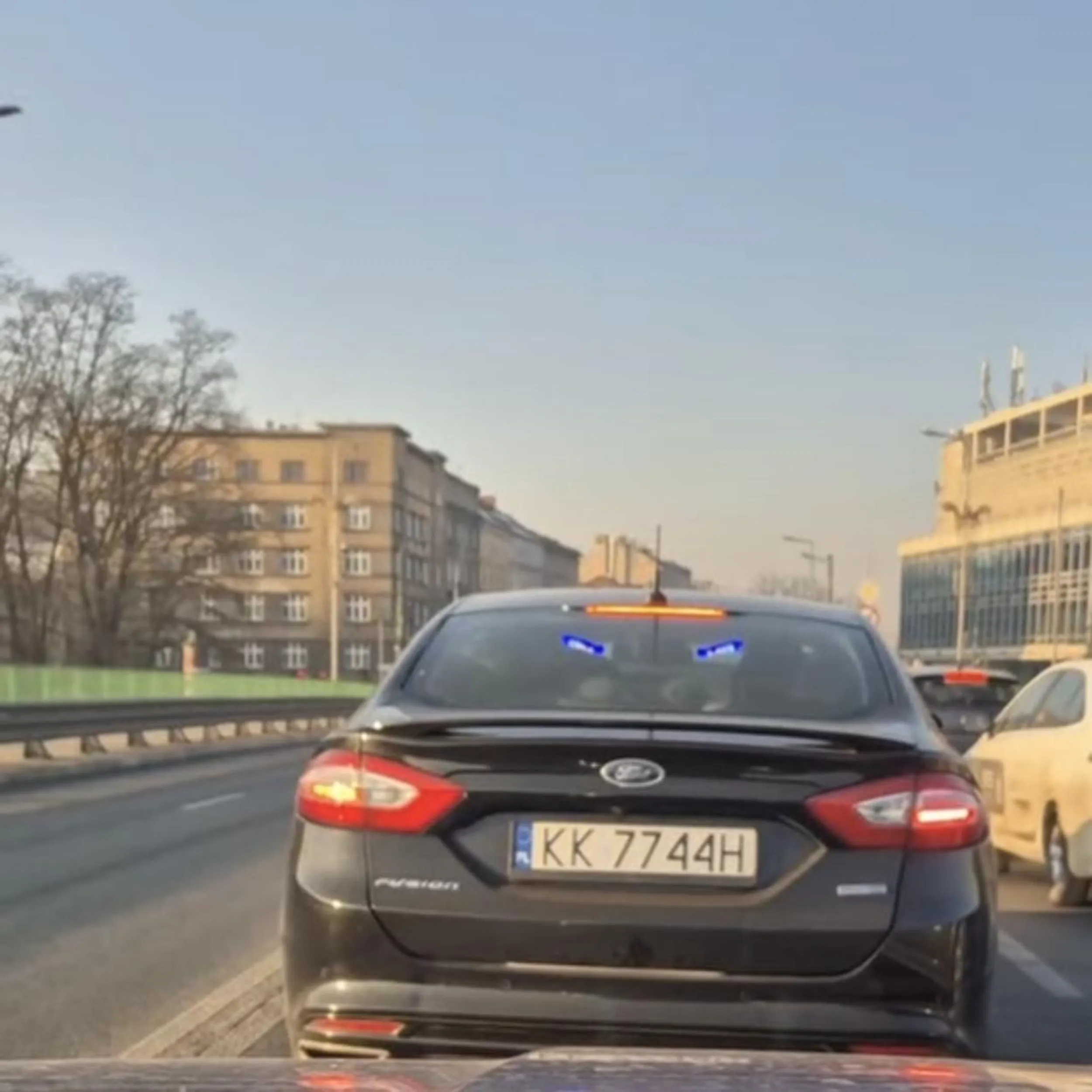 Nie uczył się, a nawet do policji się nie dostał. Zwykły przebieraniec udający policję. ?