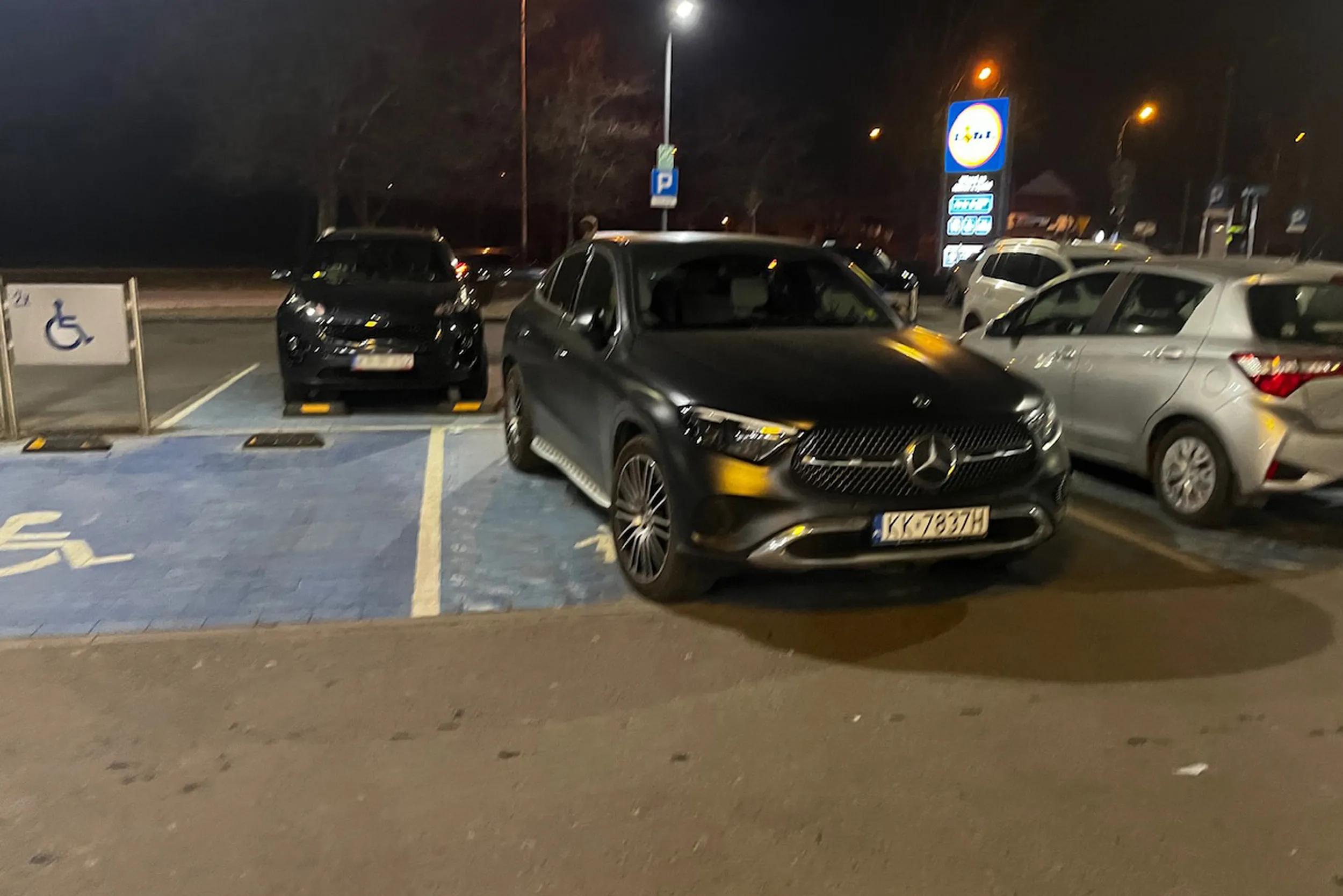 Parkowanie na miejscach dla rodzin i patrzenie, jak inne - faktyczne rodziny z dziećmi - dymają z wózkami z końca parkingu bo zajęliście miejsce przeznaczone dla nich tylko po to by zaparkować przed samym wejściem do sklepu. Nie pozdrawiam ani tej dziewczyny, ani tego chłopaka.