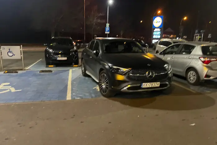 Parkowanie na miejscach dla rodzin i patrzenie, jak inne - faktyczne rodziny z dziećmi - dymają z wózkami z końca parkingu bo zajęliście miejsce przeznaczone dla nich tylko po to by zaparkować przed samym wejściem do sklepu. Nie pozdrawiam ani tej dziewczyny, ani tego chłopaka.