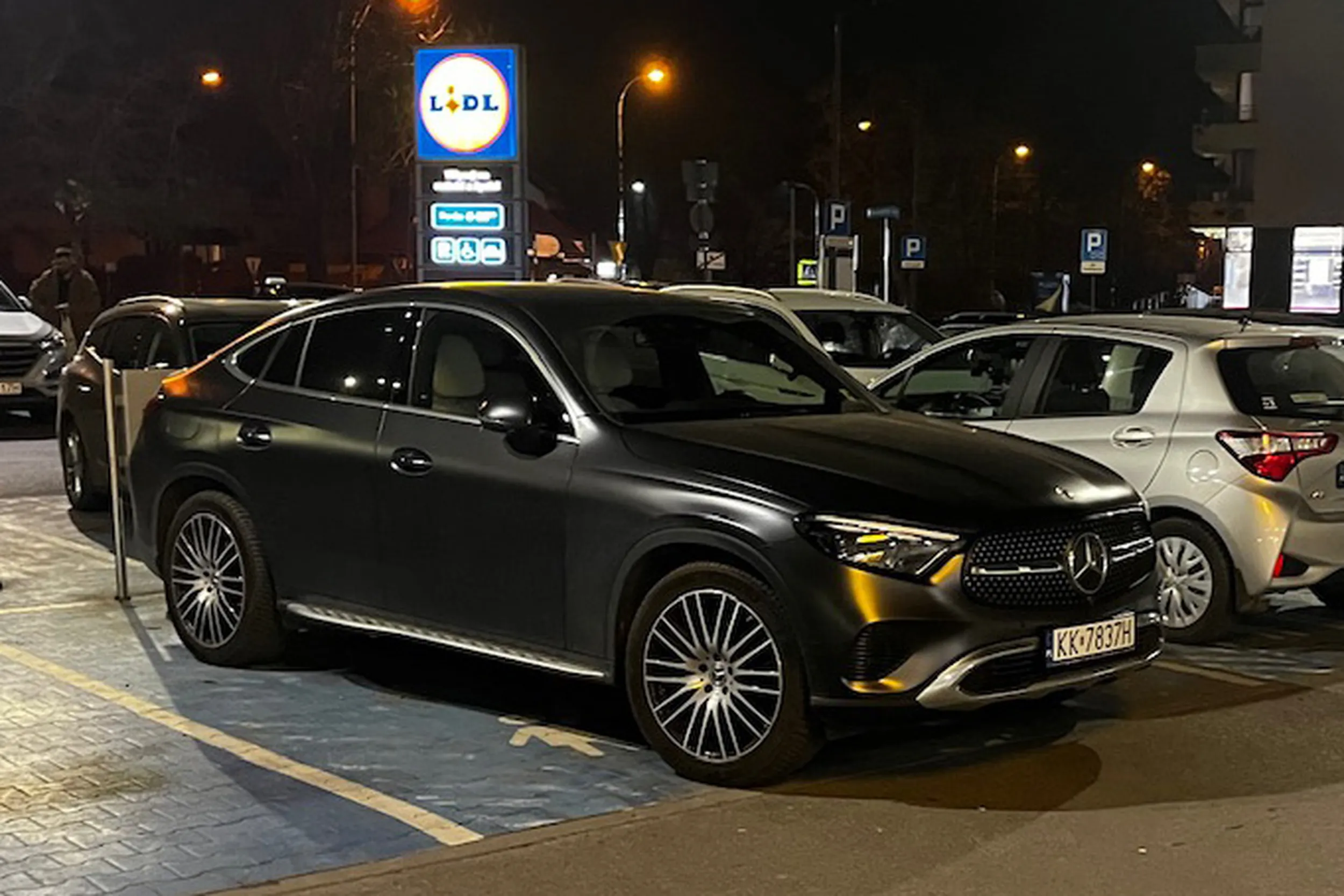 Parkowanie na miejscach dla rodzin i patrzenie, jak inne - faktyczne rodziny z dziećmi - dymają z wózkami z końca parkingu bo zajęliście miejsce przeznaczone dla nich tylko po to by zaparkować przed samym wejściem do sklepu. Nie pozdrawiam ani tej dziewczyny, ani tego chłopaka.